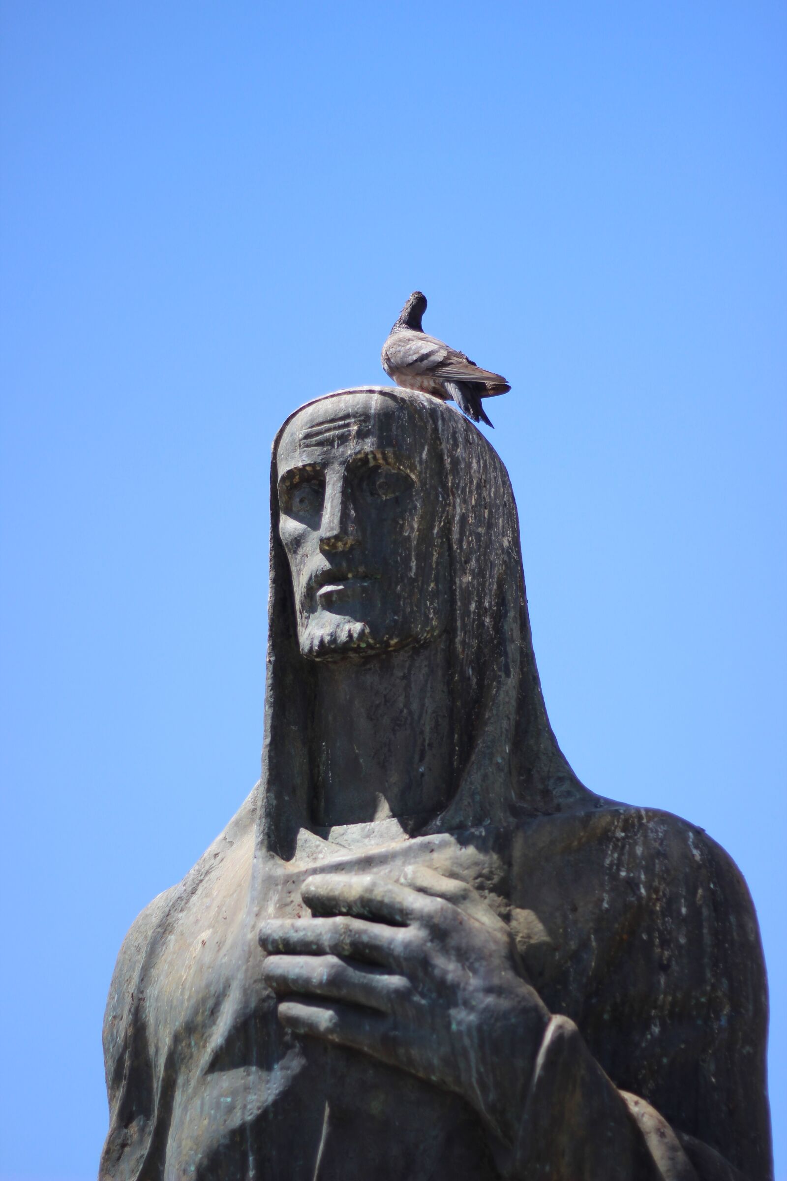 Canon EOS 600D (Rebel EOS T3i / EOS Kiss X5) + Canon EF 50mm F1.8 II sample photo. Statue, pigeon, dove photography