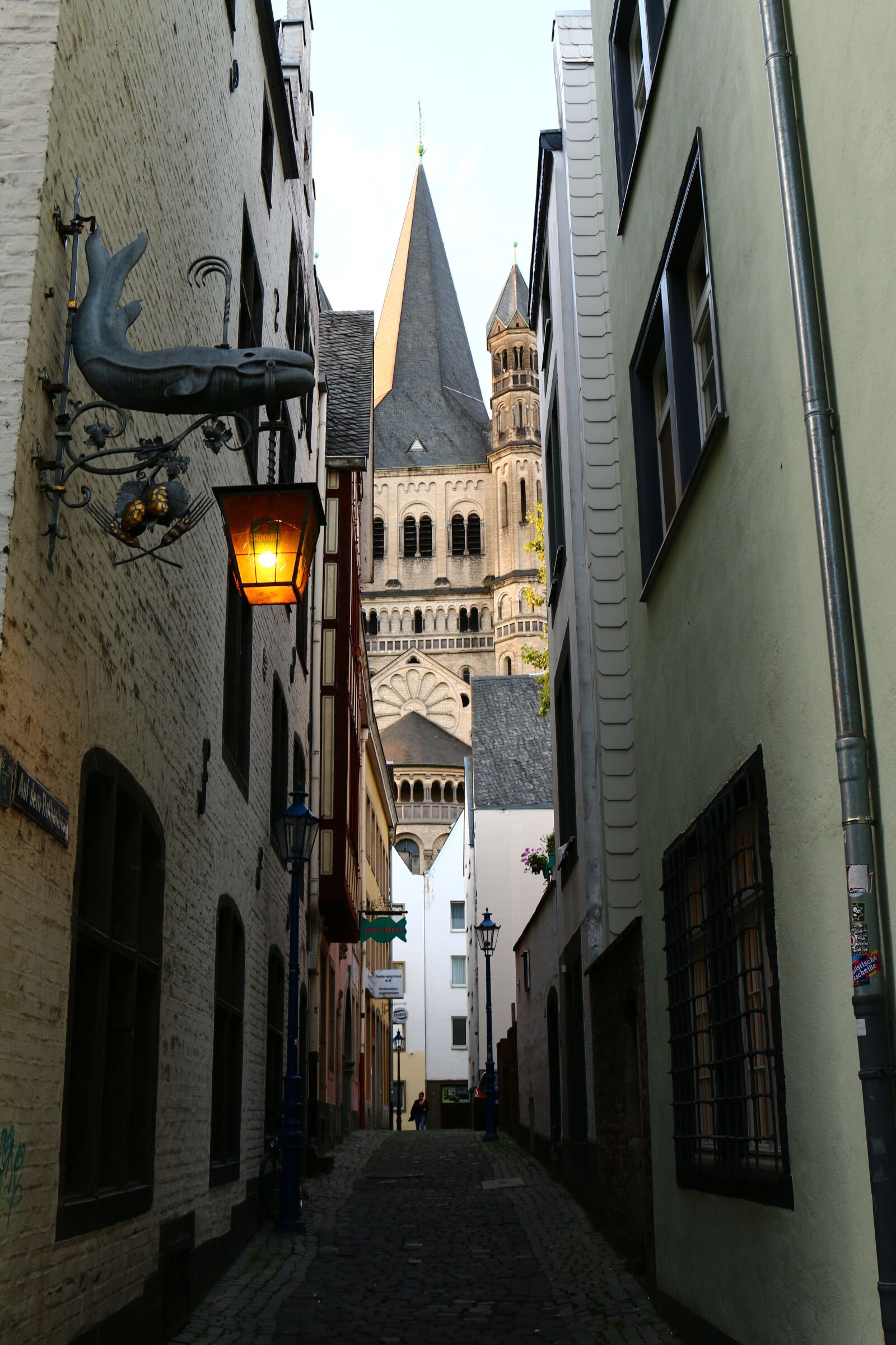Canon EOS 70D + Canon EF 24-70mm F4L IS USM sample photo. Historic center, cologne, alley photography