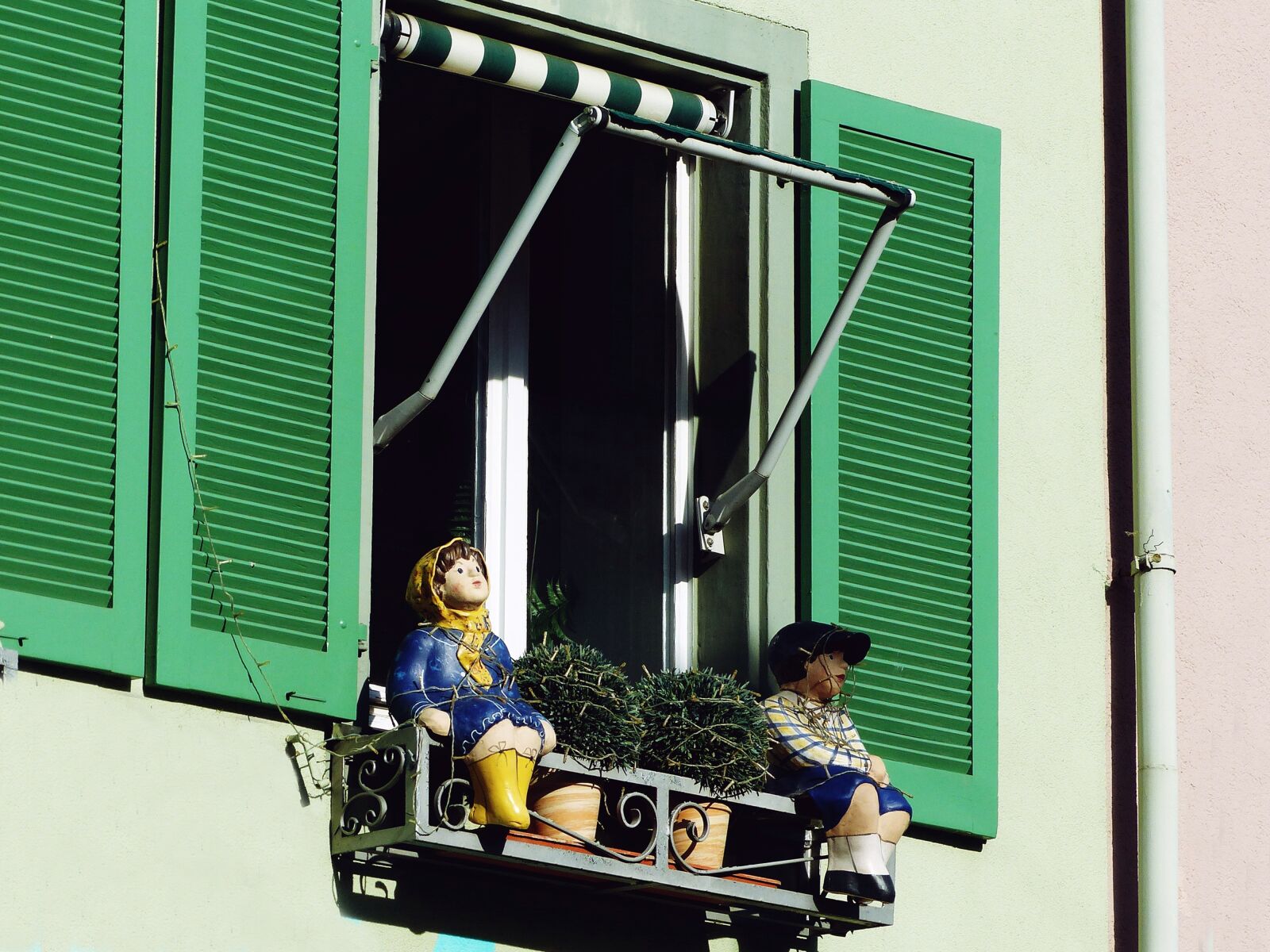 Panasonic Lumix DMC-FZ200 sample photo. Window, shutters, house photography