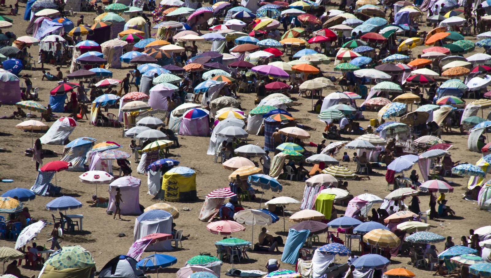 Pentax K-30 sample photo. Beach, parasols, sun photography