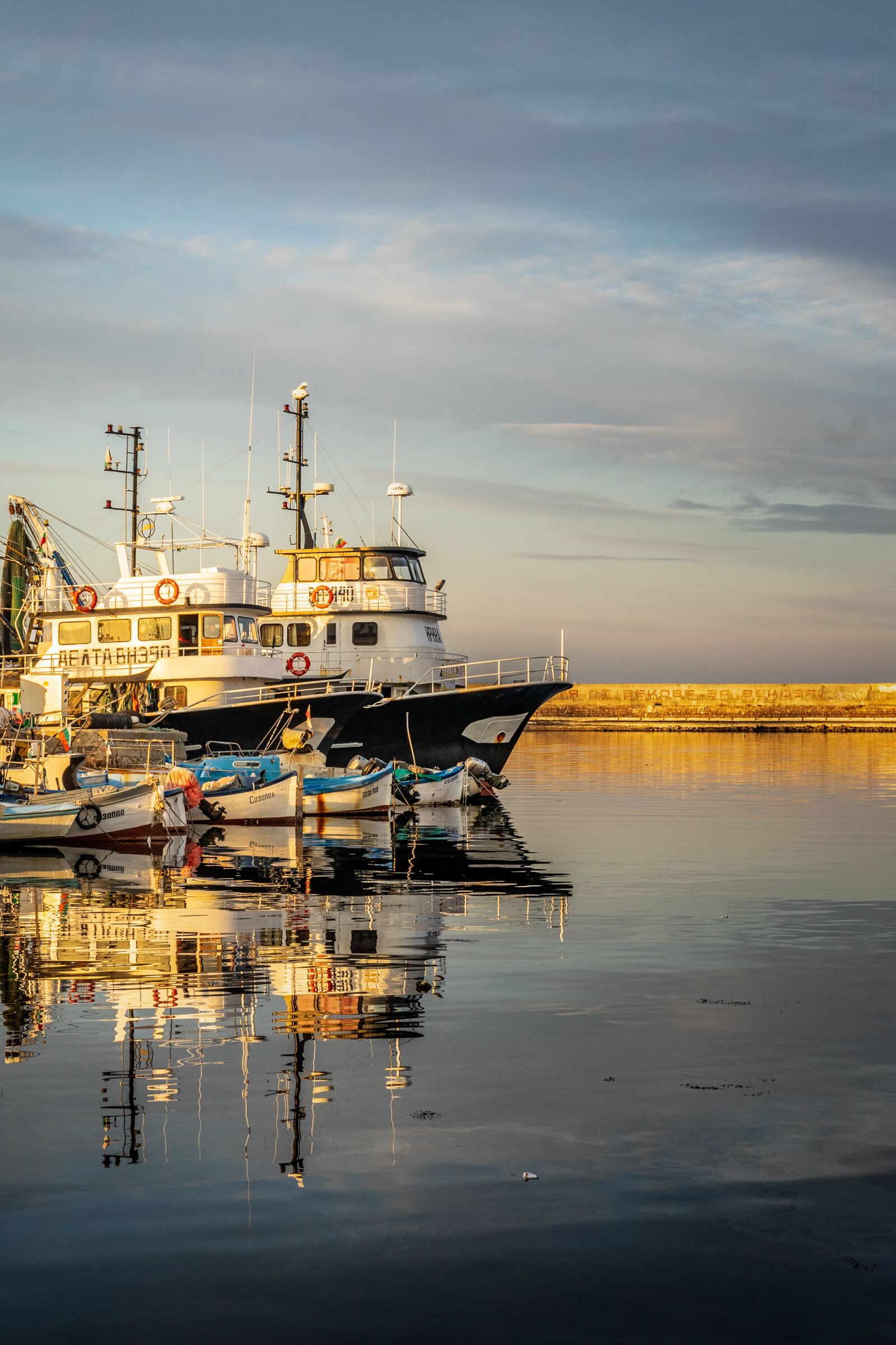 Sony a7 II + Sony FE 28-70mm F3.5-5.6 OSS sample photo. Fishing vessel, fisherman, fishing photography