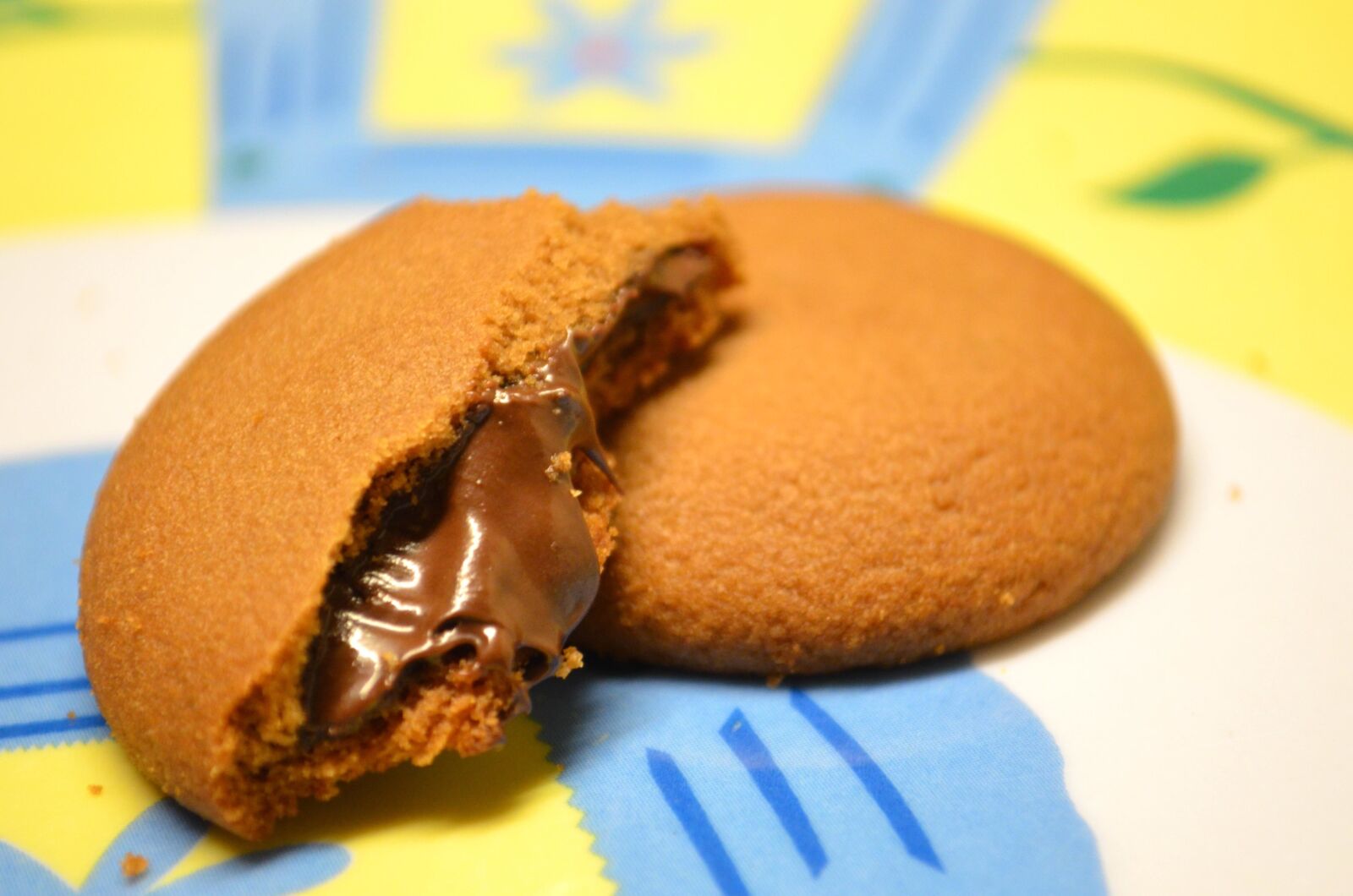 Nikon D5100 sample photo. Chocolate cookie, cream, biscuit photography