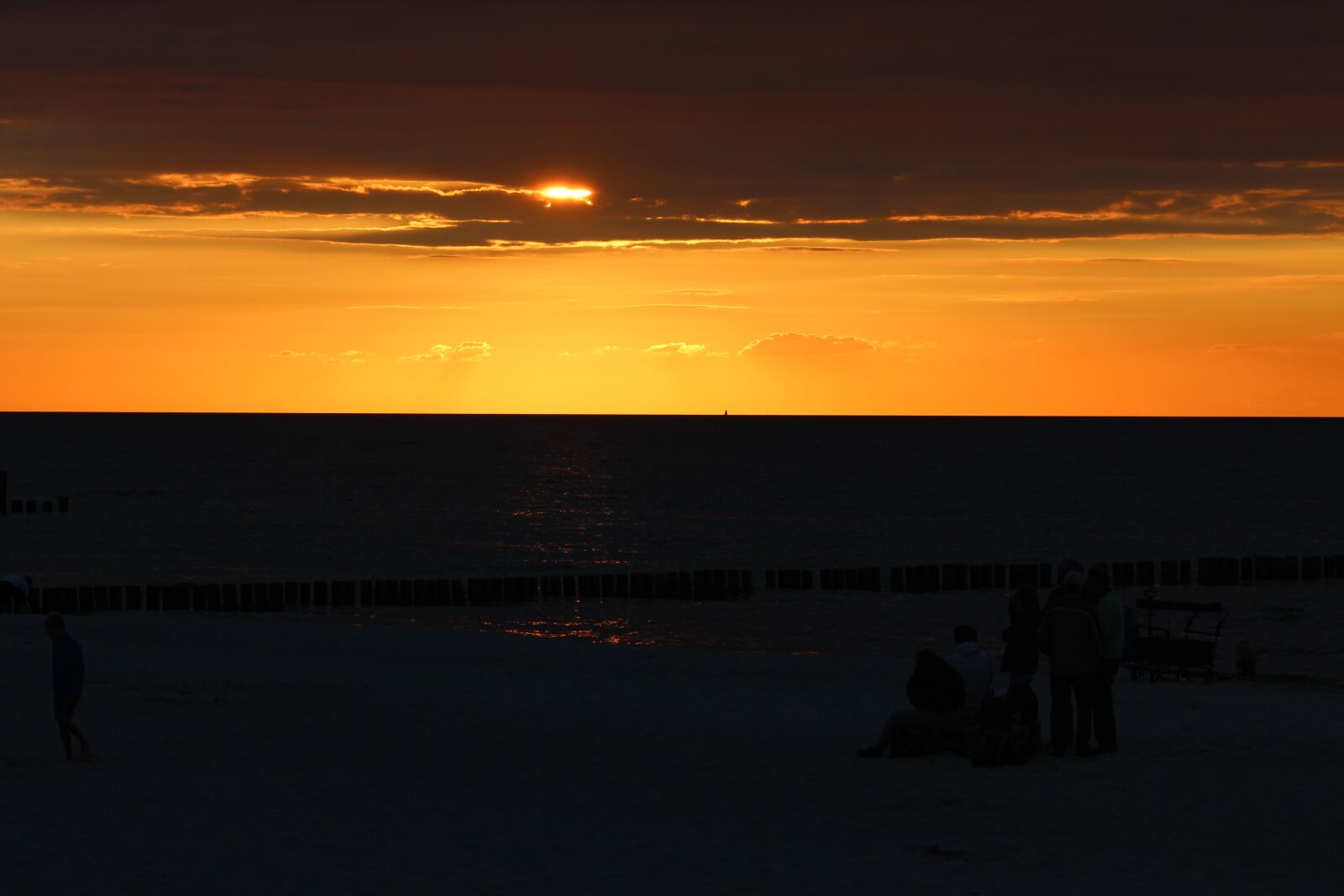 Canon EOS 600D (Rebel EOS T3i / EOS Kiss X5) sample photo. Beach, sun, sunset photography