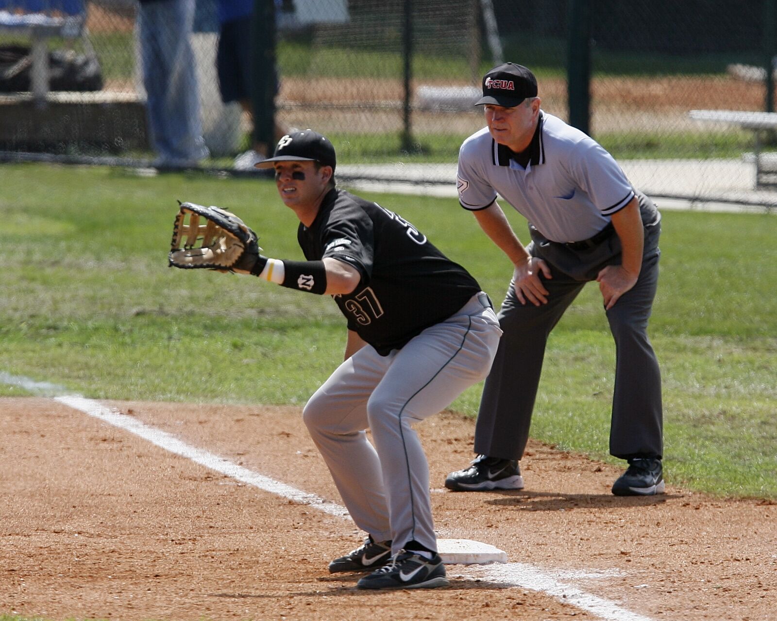 Canon EOS-1D Mark II N sample photo. Baseball, first base, umpire photography