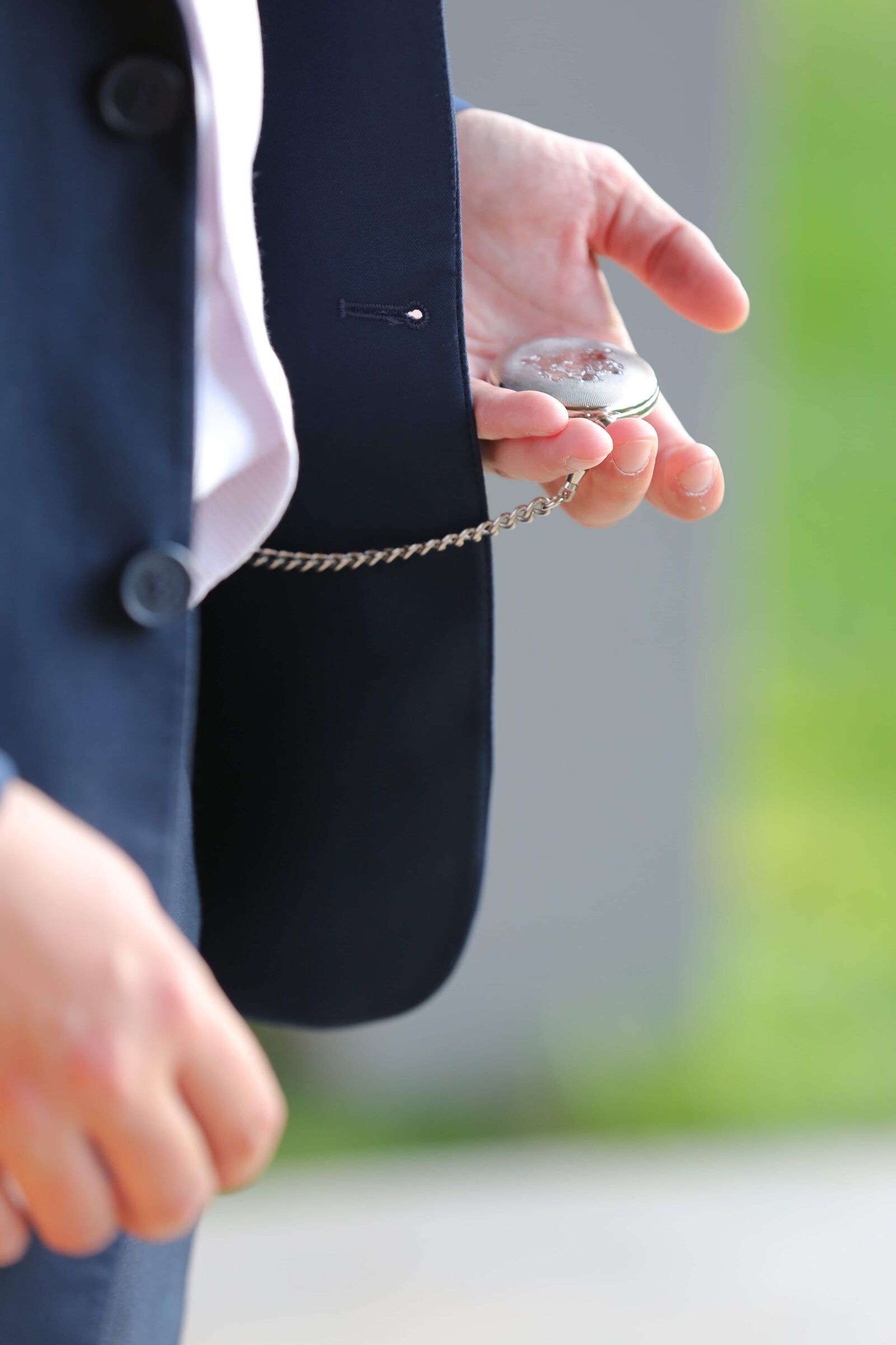 Canon EOS 5D Mark III sample photo. Analog clock, businessman, chain photography
