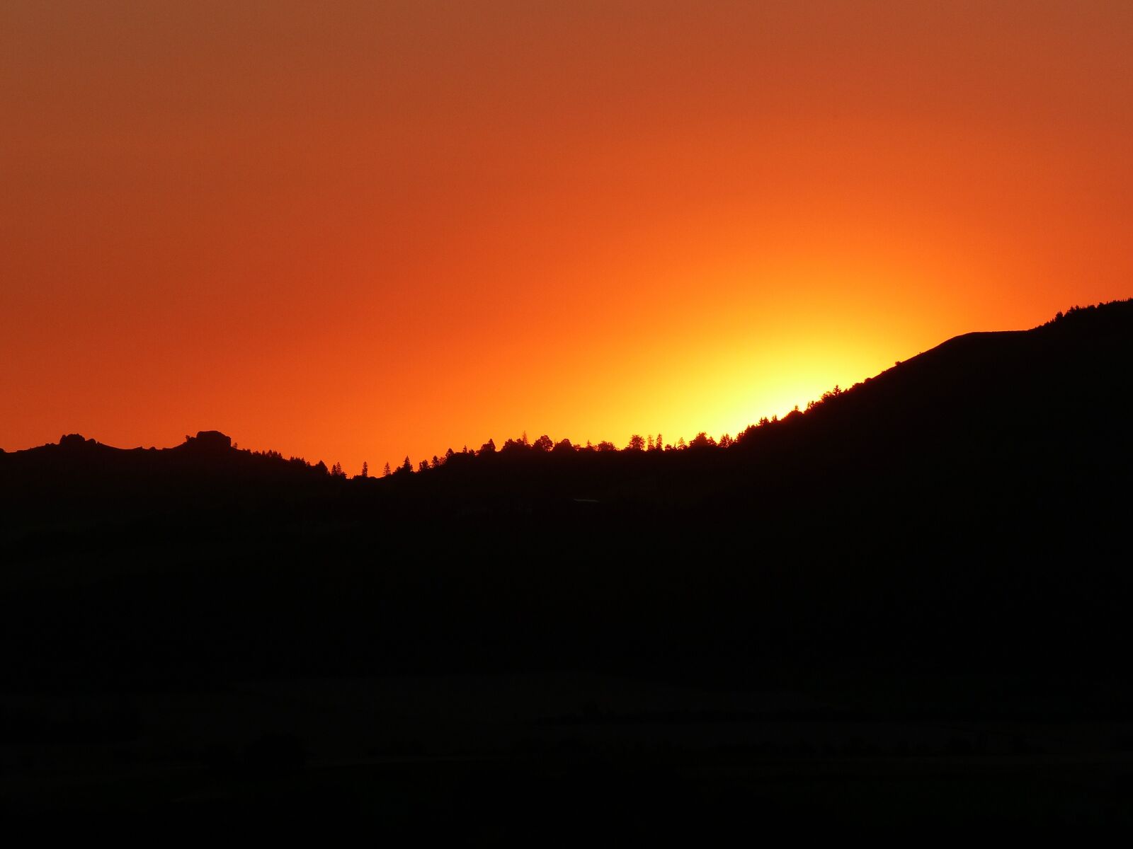 Panasonic Lumix DMC-FZ200 sample photo. Sunrise, mood, light photography