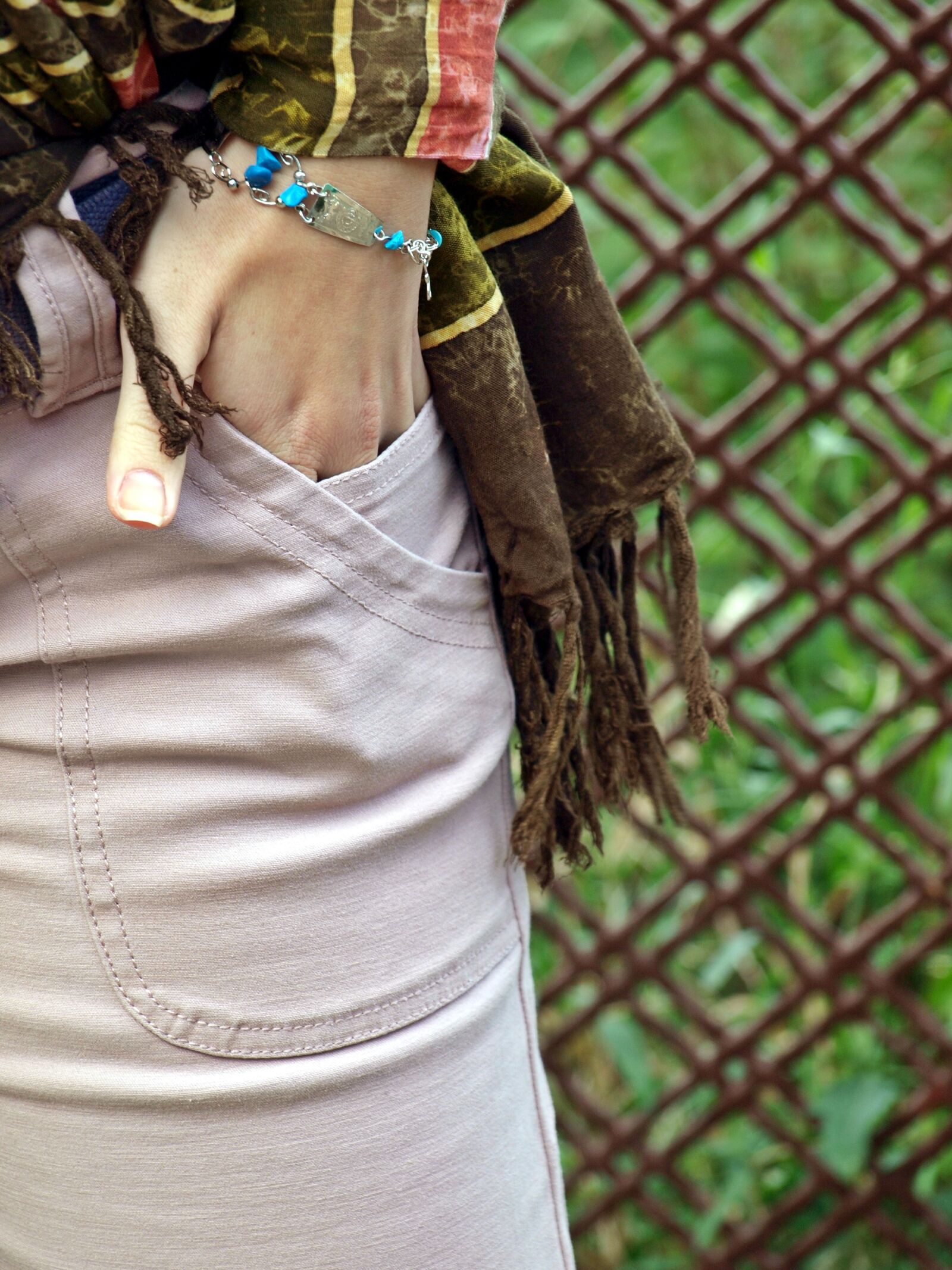 Olympus E-420 (EVOLT E-420) sample photo. Woman, pants, pocket photography