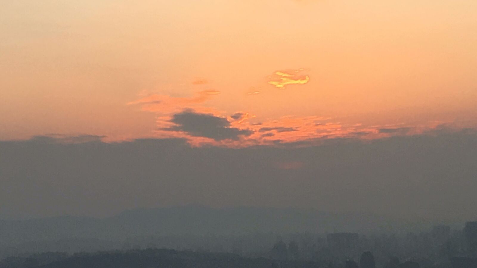 iPhone SE back camera 4.15mm f/2.2 sample photo. Korea, seoul, city photography