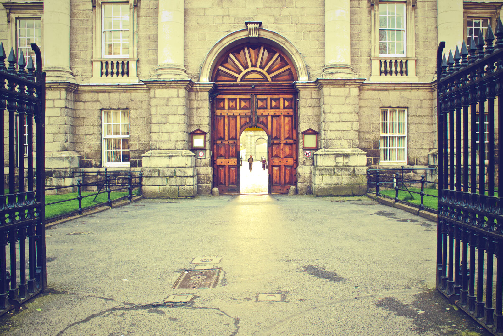 Canon EOS 650D (EOS Rebel T4i / EOS Kiss X6i) sample photo. Door, entrance, gate, gateway photography