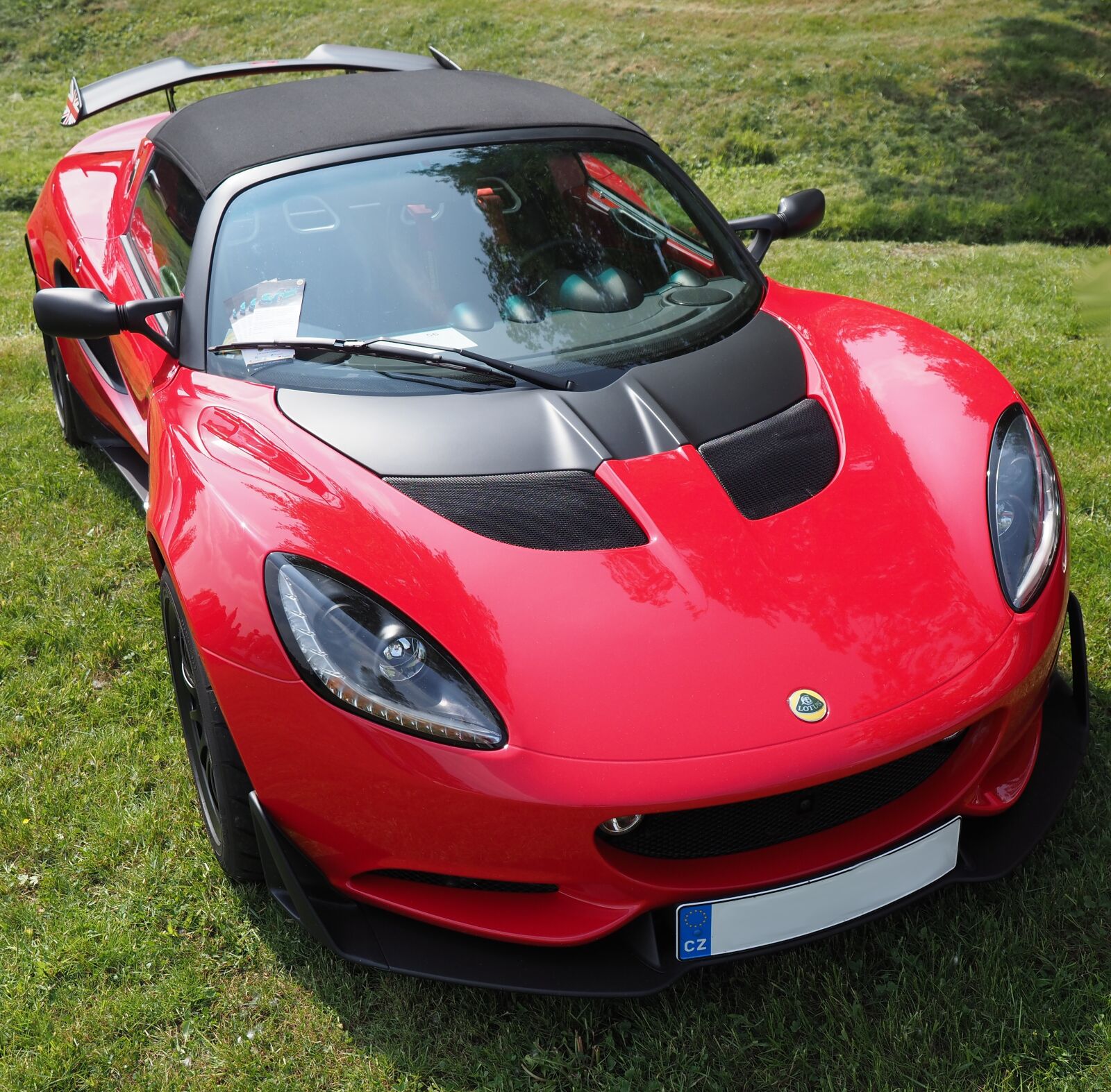 Olympus OM-D E-M1 Mark II + Olympus M.Zuiko Digital ED 12-40mm F2.8 Pro sample photo. Automobile, transport, lotus photography