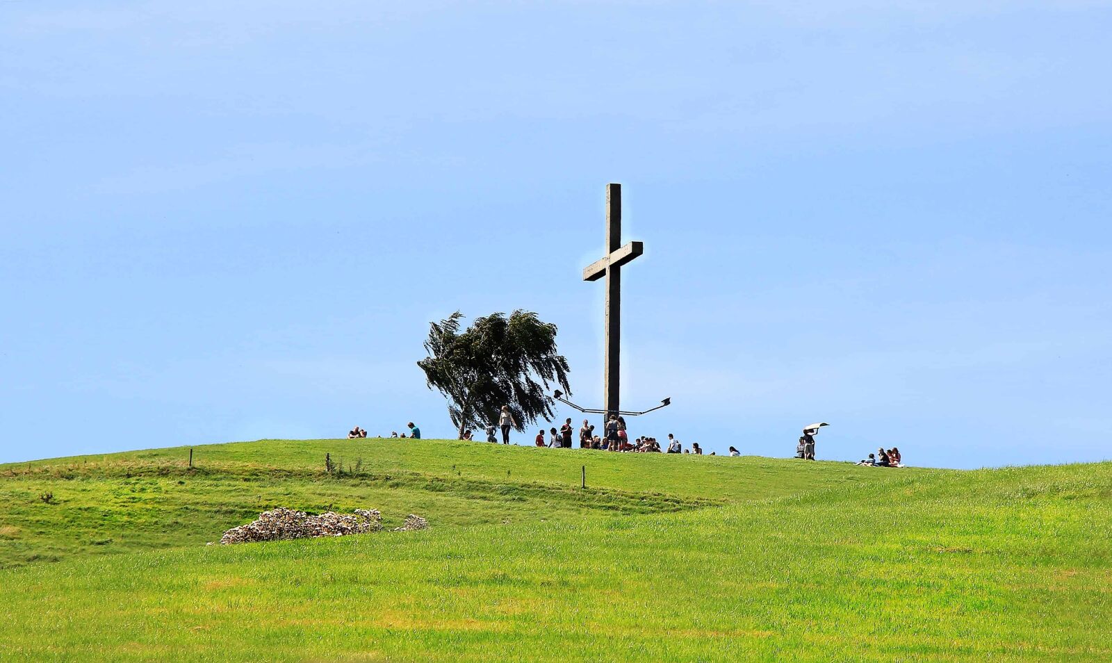 Canon EOS 550D (EOS Rebel T2i / EOS Kiss X4) sample photo. Grass, cross, tree, sky photography
