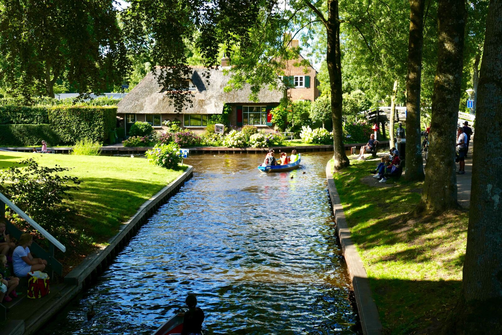 Panasonic Lumix DMC-FZ1000 sample photo. Giethoorn, punting, speed photography