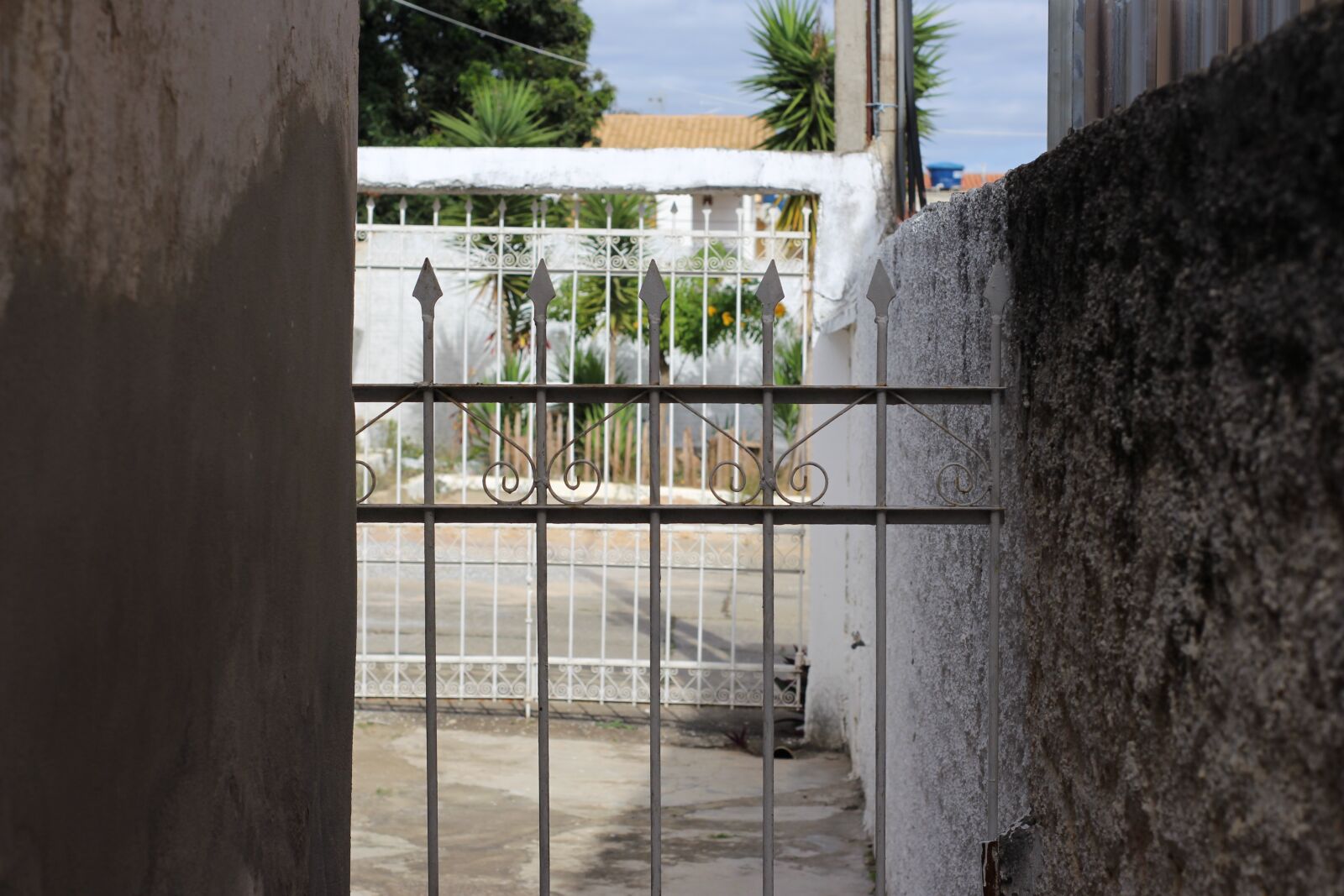 Canon EOS 700D (EOS Rebel T5i / EOS Kiss X7i) sample photo. Door, gate, entry photography
