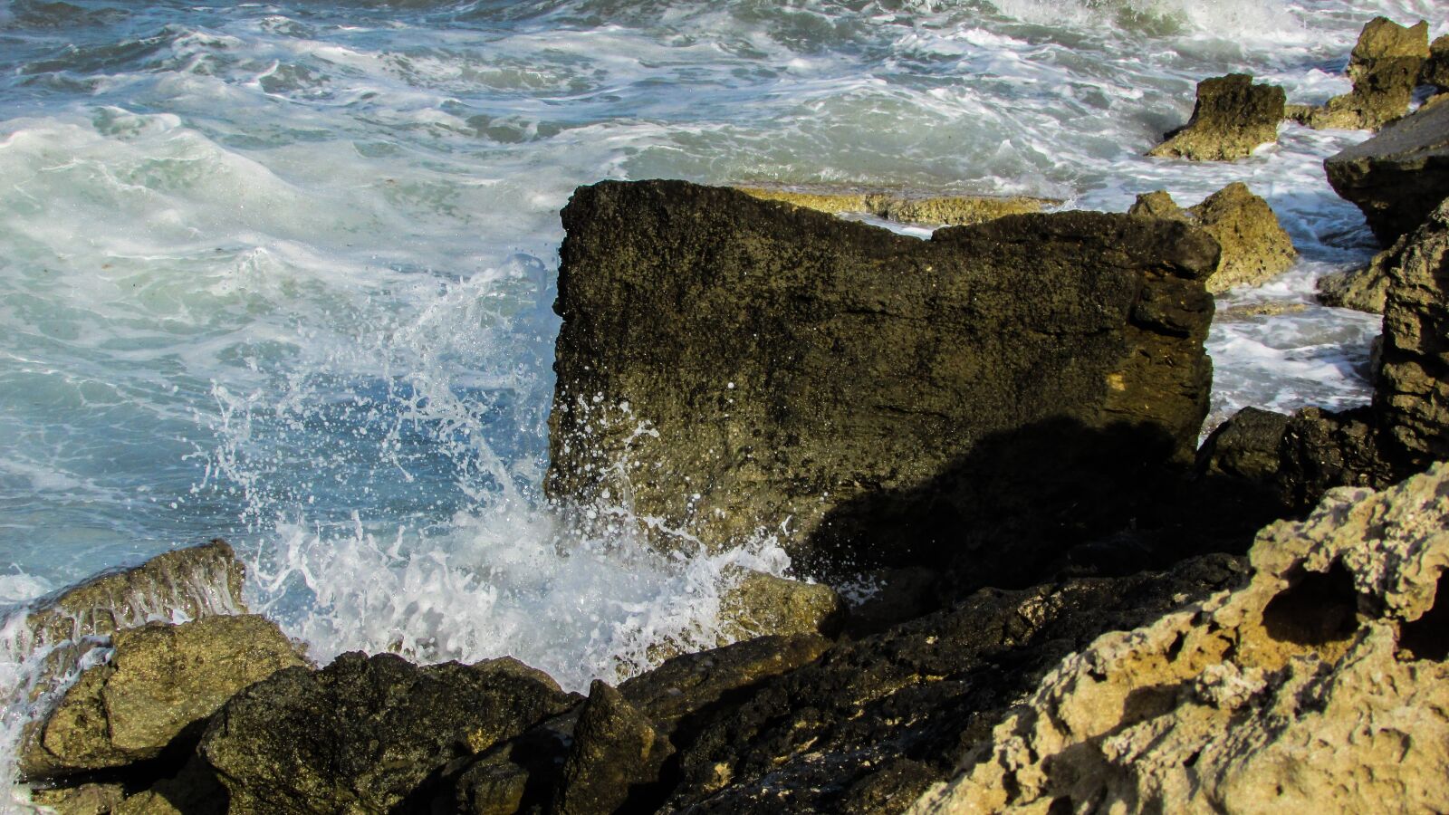 Canon PowerShot SX400 IS sample photo. Waves, smashing, sea photography