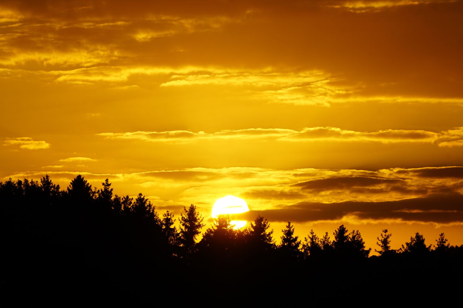 Sony E 55-210mm F4.5-6.3 OSS sample photo. Sunset, sun, sky photography
