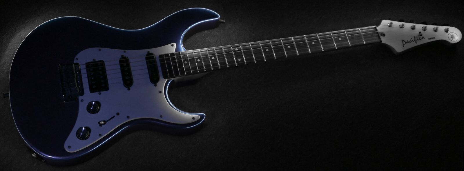 Canon EOS 100D (EOS Rebel SL1 / EOS Kiss X7) sample photo. Guitar, neon, light photography