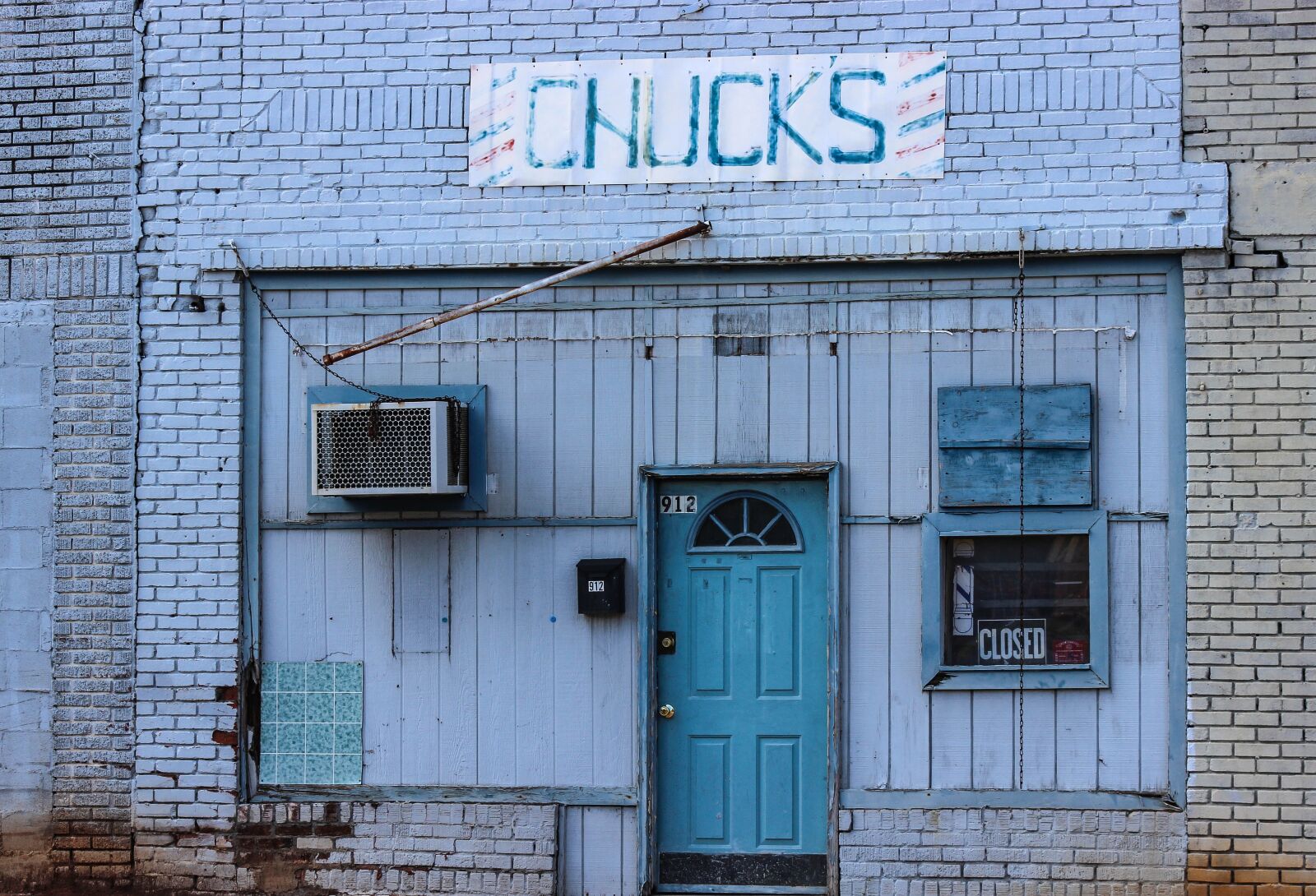 Canon EOS 600D (Rebel EOS T3i / EOS Kiss X5) sample photo. Barber shop, run-down, building photography