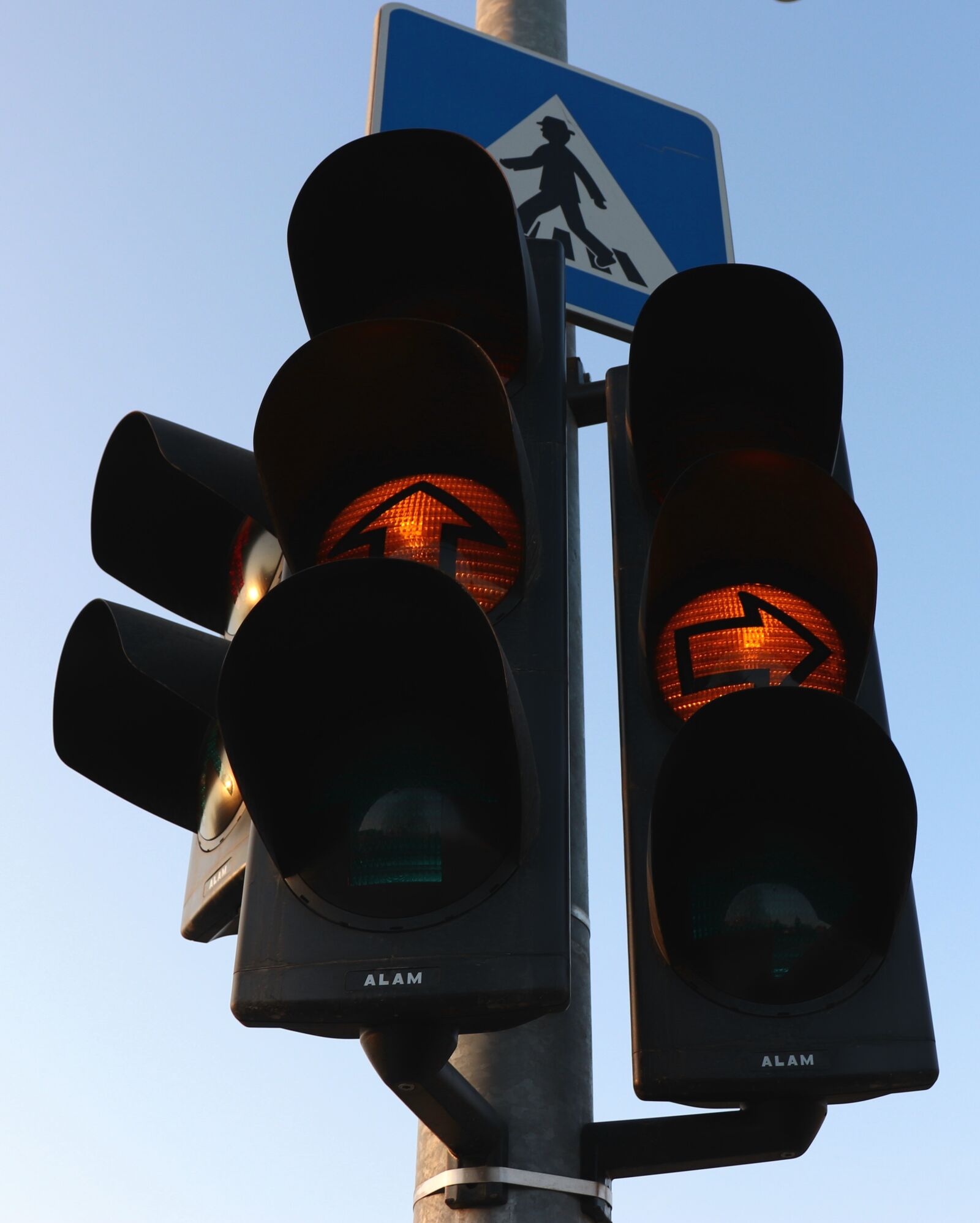 Canon EOS 200D (EOS Rebel SL2 / EOS Kiss X9) sample photo. Transport, traffic light, signal photography