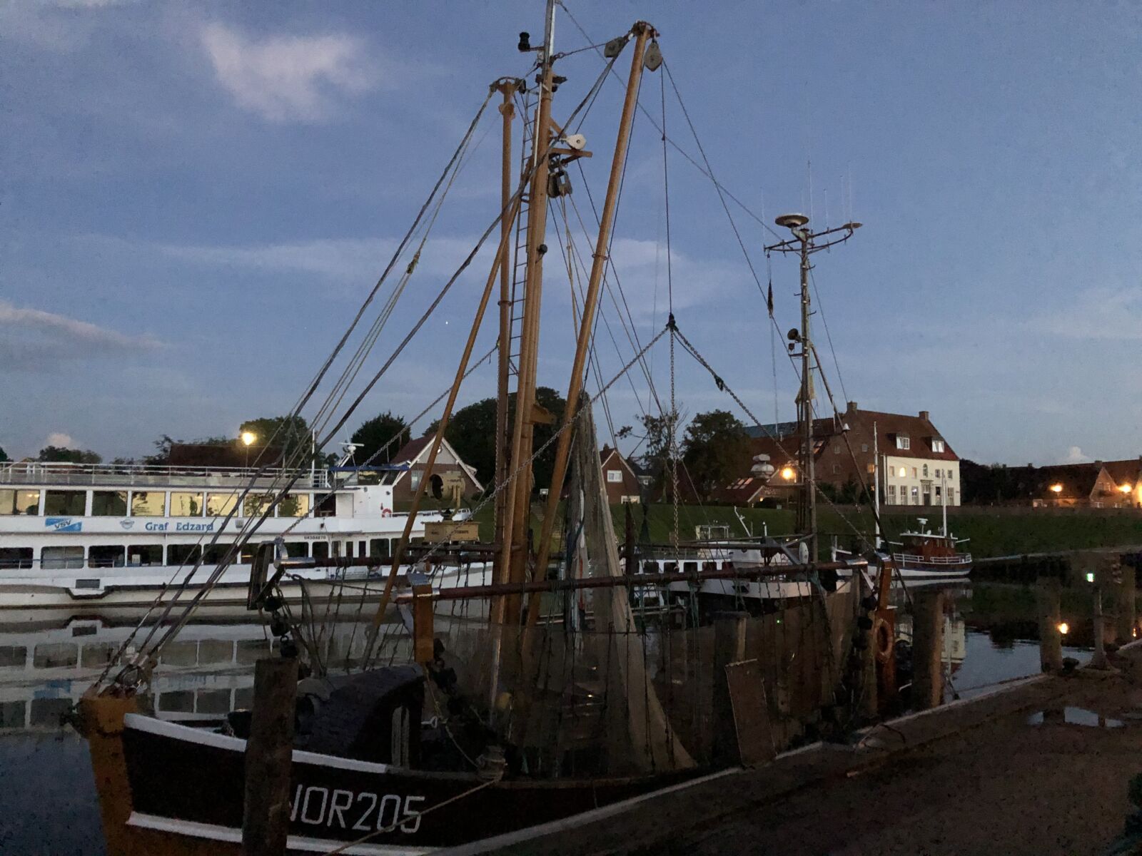 iPhone X back dual camera 4mm f/1.8 sample photo. Ship, shrimp, north sea photography