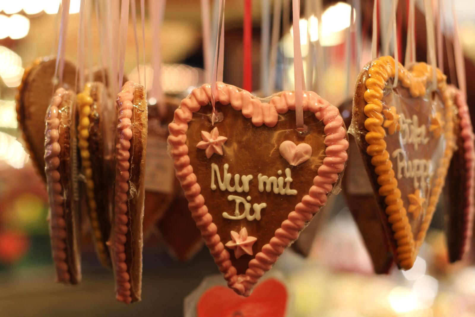 Canon EOS 700D (EOS Rebel T5i / EOS Kiss X7i) + Canon EF 50mm F1.8 II sample photo. Gingerbread, gingerbread heart, gingerbread photography