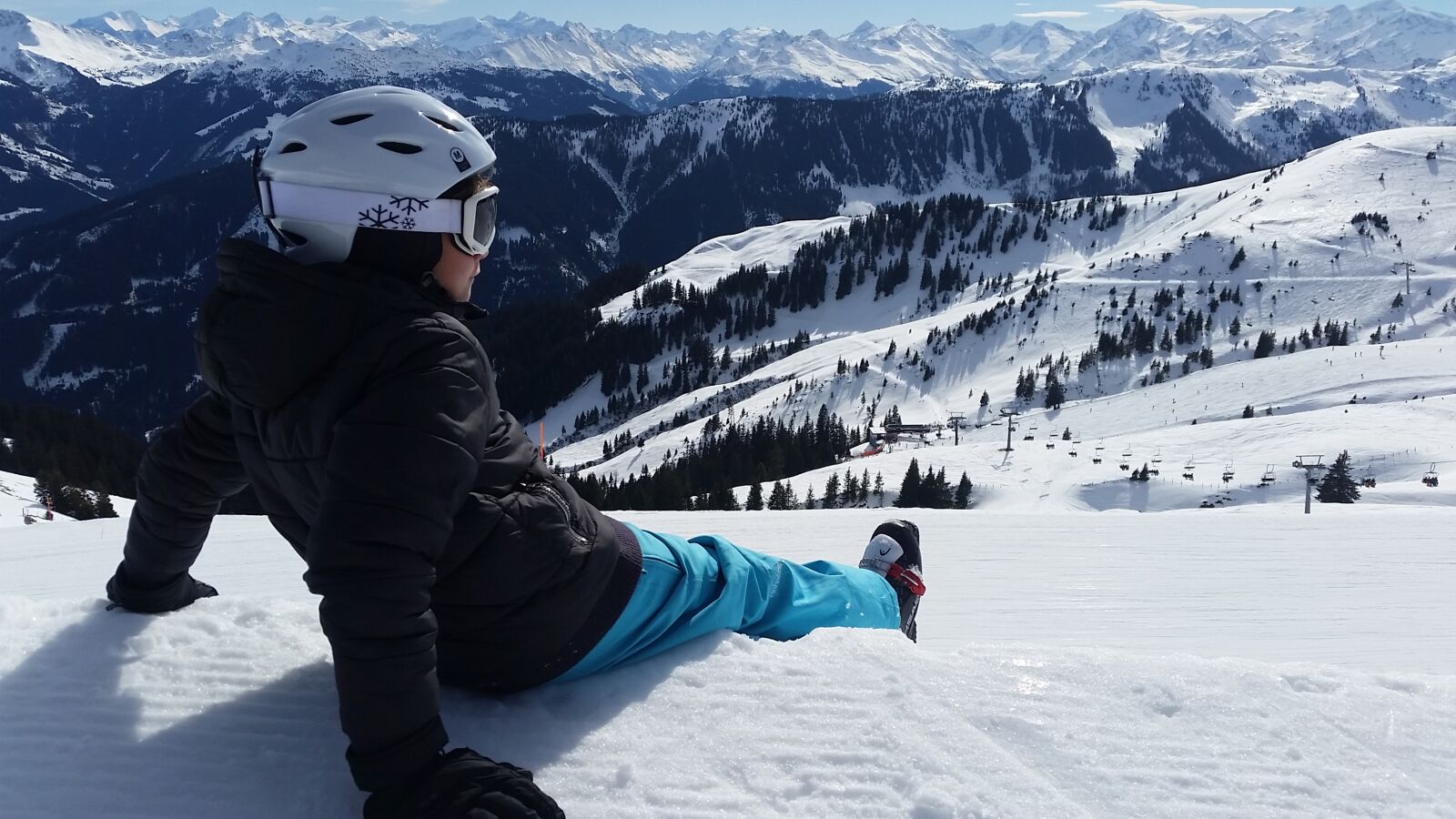 Samsung Galaxy S5 sample photo. Skiers, boy, helm photography