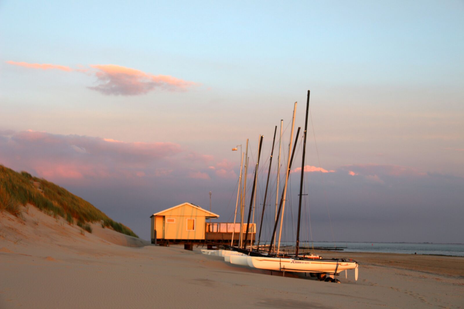 Canon EF-S 18-200mm F3.5-5.6 IS sample photo. Boats, beach, abendstimmung photography