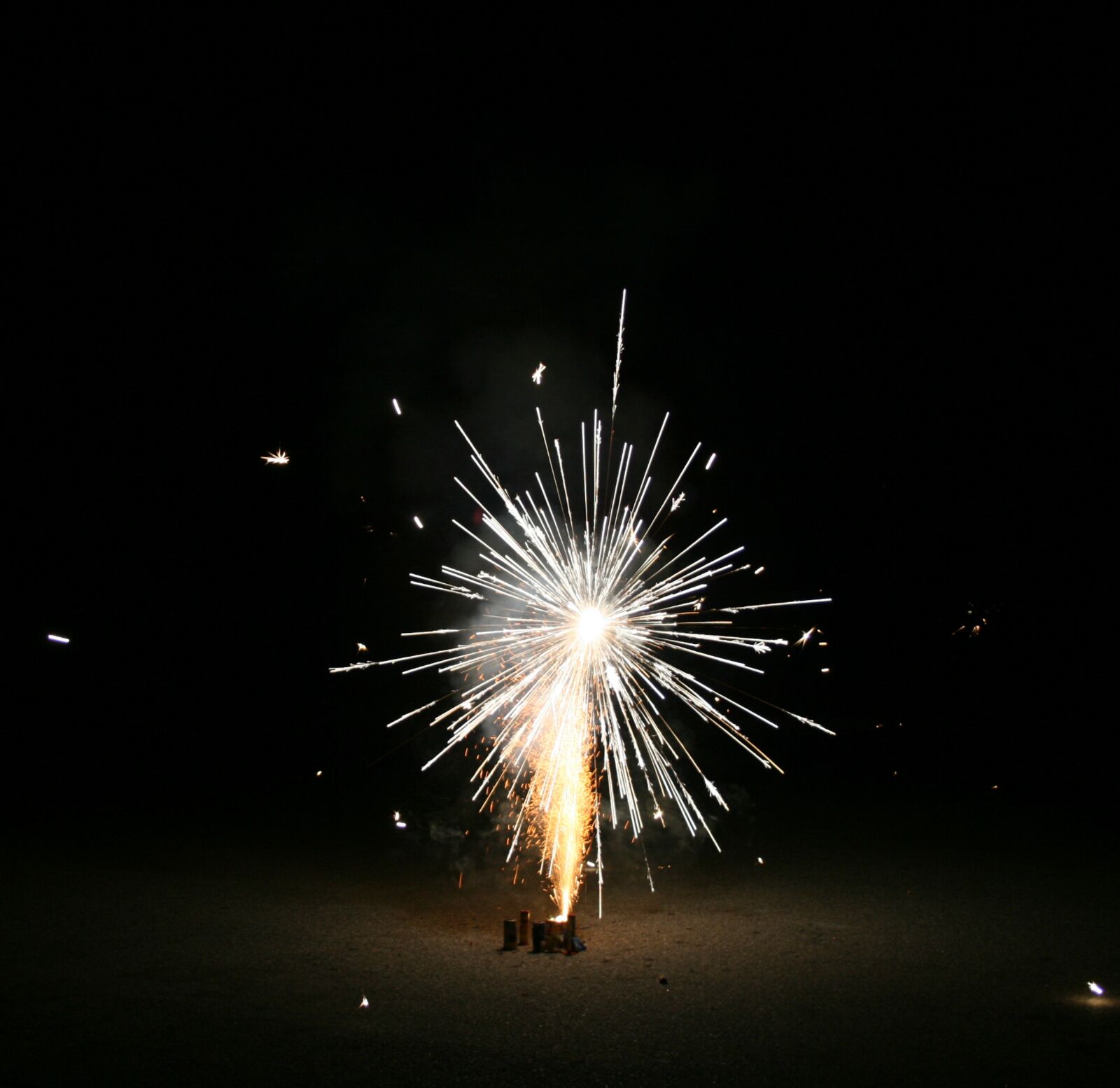 Canon EOS 400D (EOS Digital Rebel XTi / EOS Kiss Digital X) sample photo. Firework, action, light photography