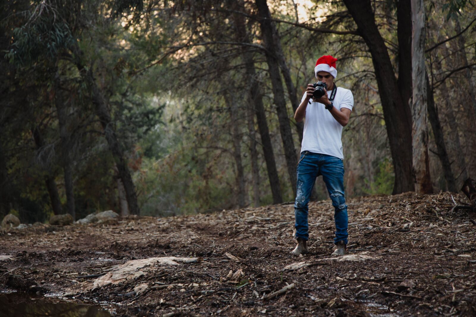 Canon EOS 700D (EOS Rebel T5i / EOS Kiss X7i) sample photo. Christmas, white shirt, jeans photography