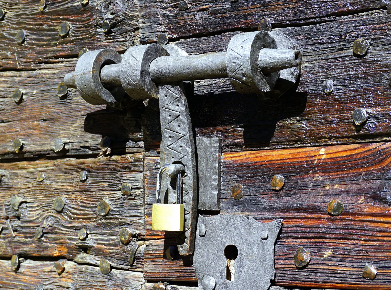 Sony E 16-50mm F3.5-5.6 PZ OSS sample photo. Bolt, old, lock photography