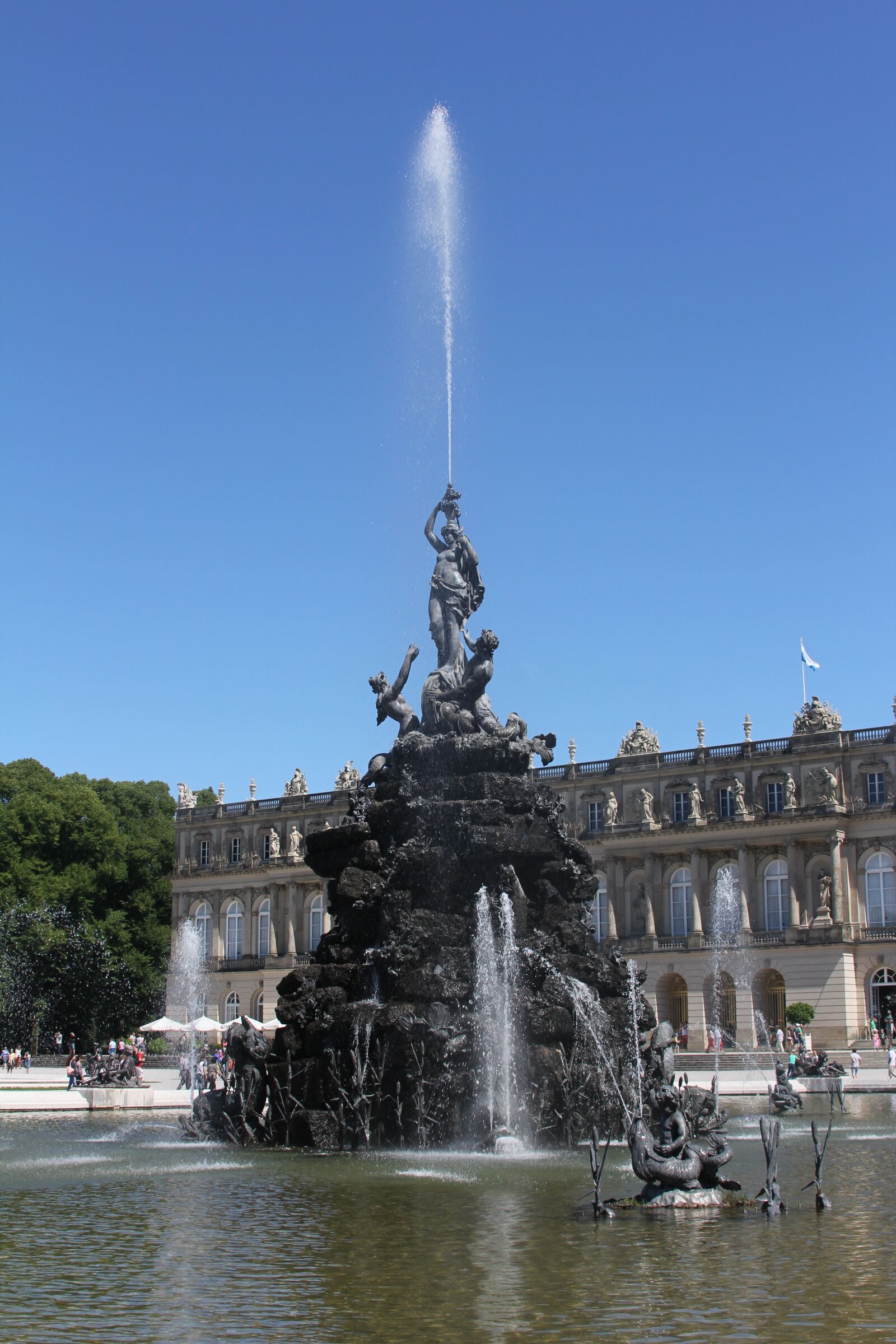 Canon EOS 60D + Canon EF 28-135mm F3.5-5.6 IS USM sample photo. Fountain, castle, historically photography