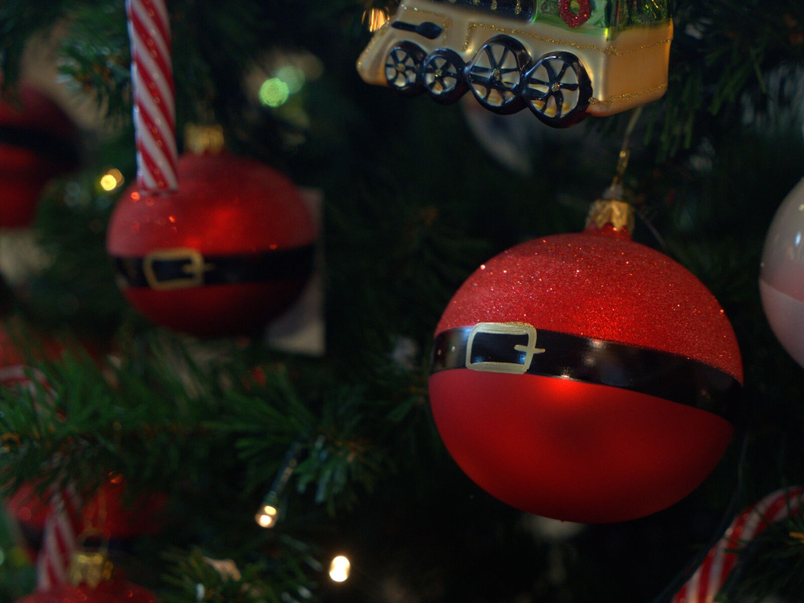 Sony a7 II + Sony Vario Tessar T* FE 24-70mm F4 ZA OSS sample photo. Bauble, christmas ornaments, fir photography