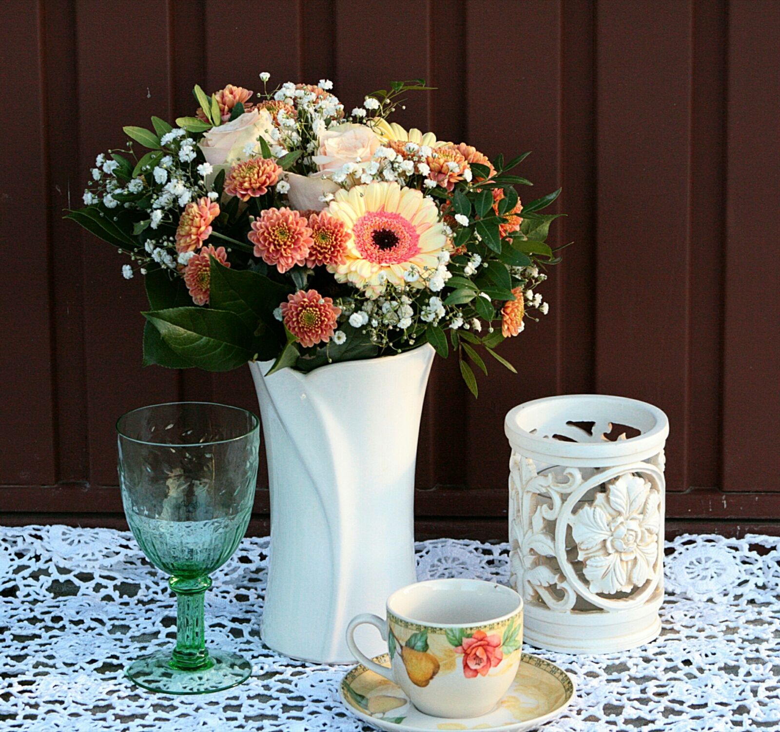 Canon EOS 400D (EOS Digital Rebel XTi / EOS Kiss Digital X) sample photo. Table, flower, vase photography