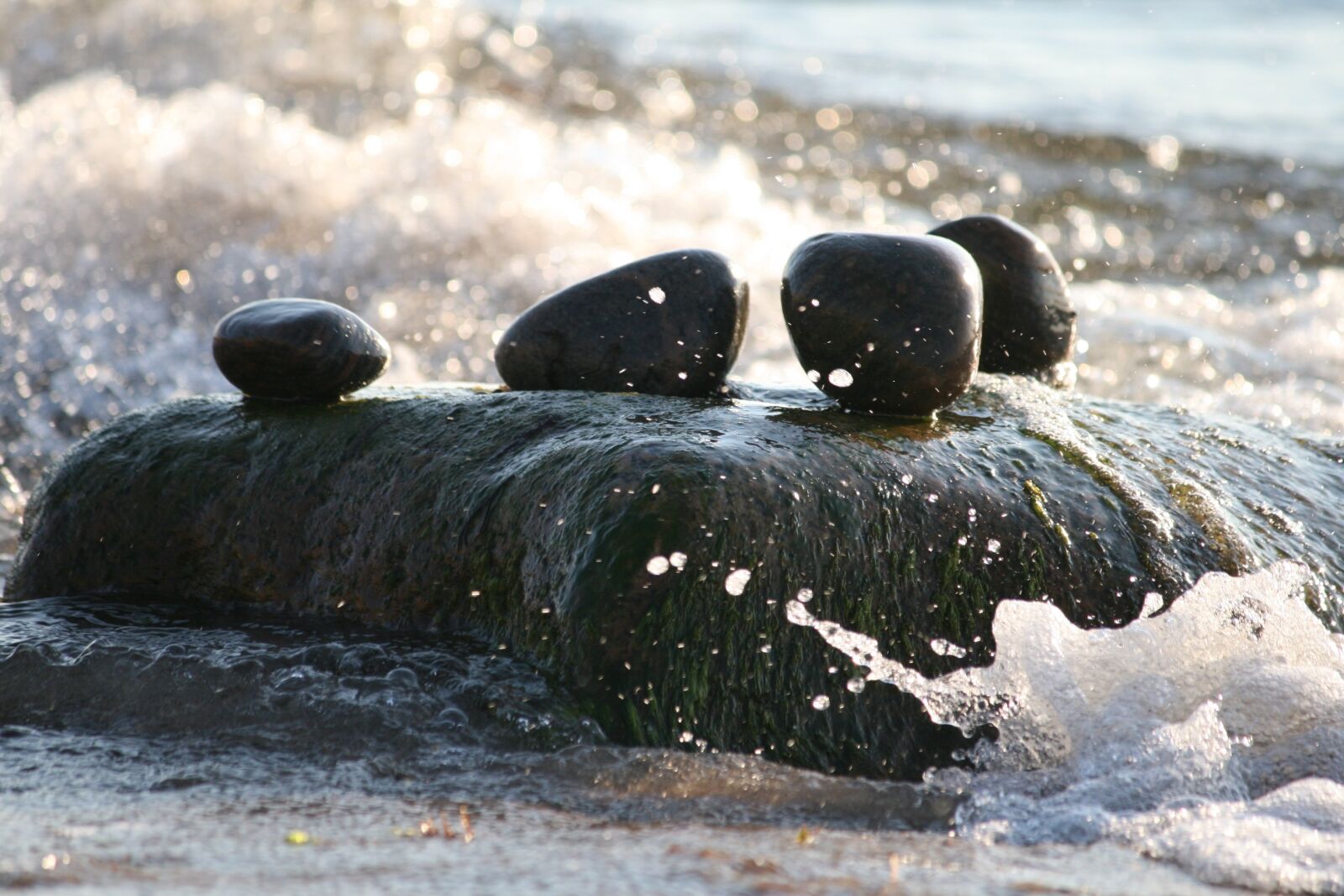 Canon EOS 400D (EOS Digital Rebel XTi / EOS Kiss Digital X) sample photo. Sea, rocks, water photography