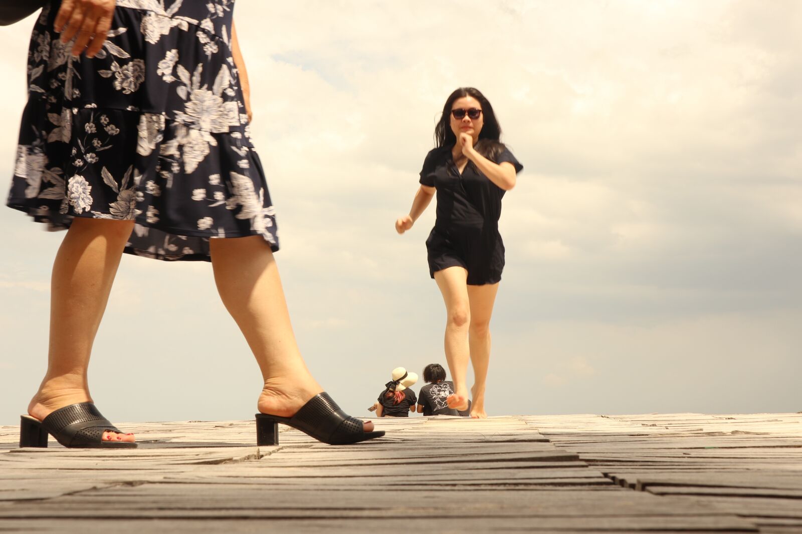 Canon EOS M6 sample photo. Walking and running, black photography