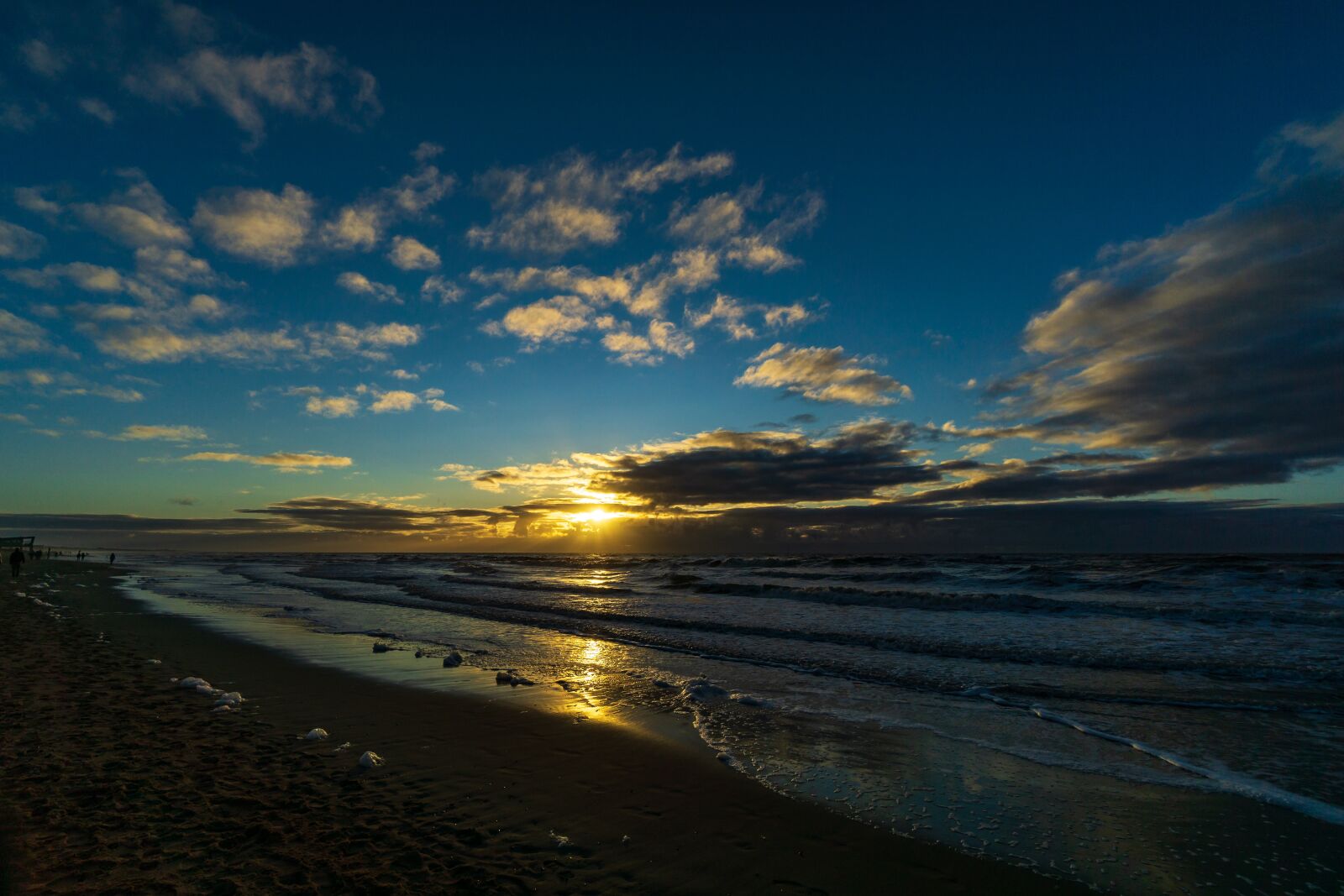Sony E 10-18mm F4 OSS sample photo. Sea, sunset, water photography