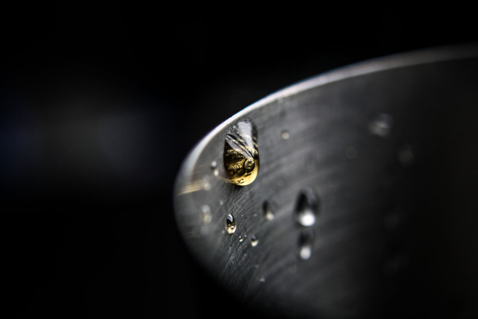 Canon EF-S 18-55mm F3.5-5.6 II sample photo. Bubbles, close, up, dark photography