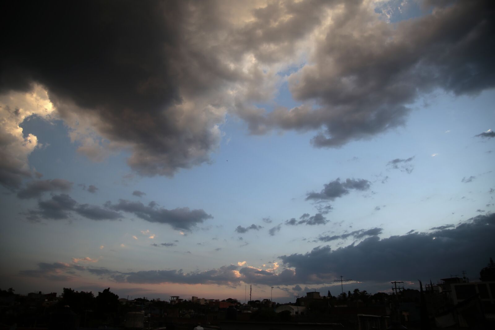 Canon EOS 6D + Canon EF 24-105mm F4L IS USM sample photo. Cielo, nubes, ciudad photography