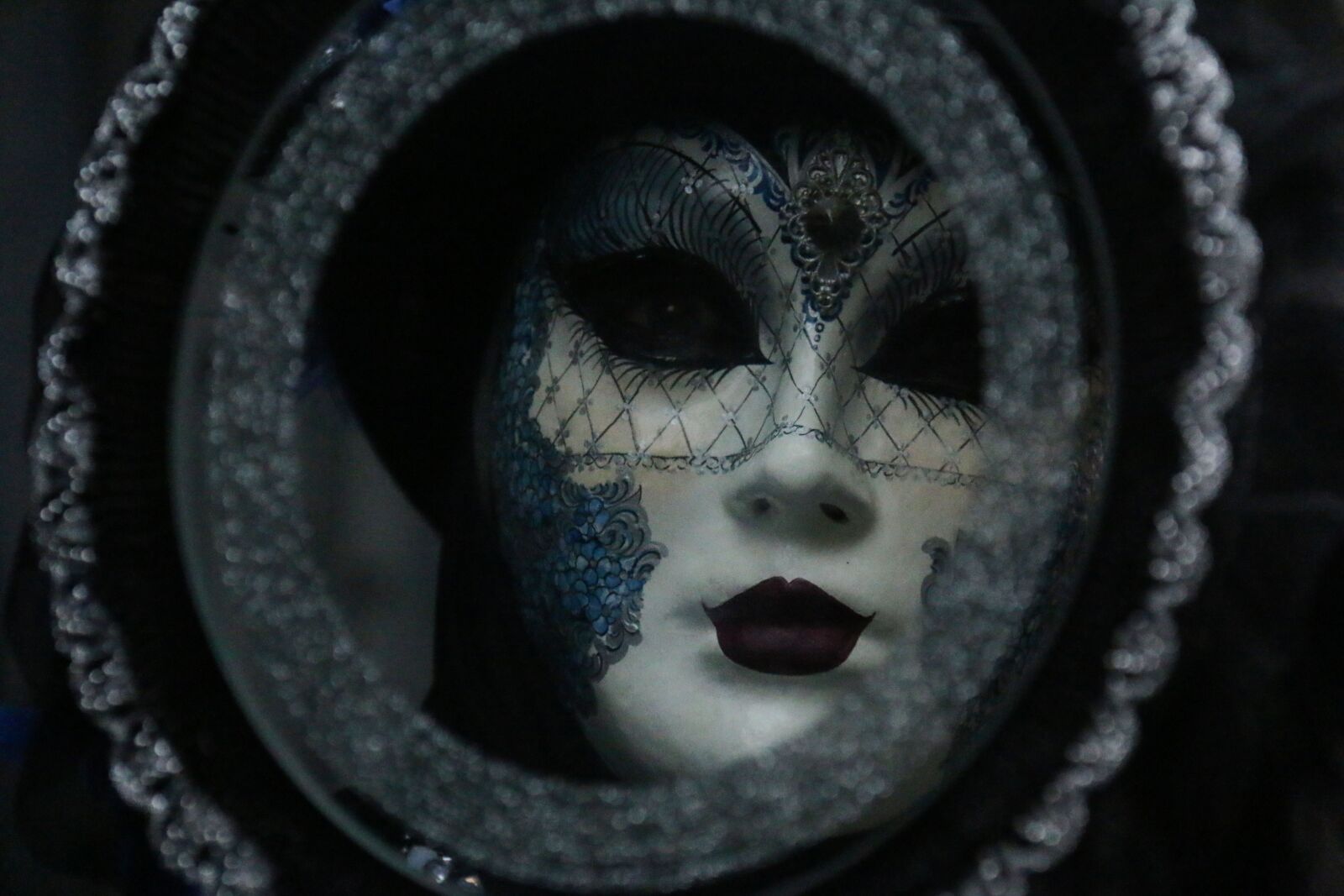 Canon EF-S 18-200mm F3.5-5.6 IS sample photo. Carnival, bruges, mask photography