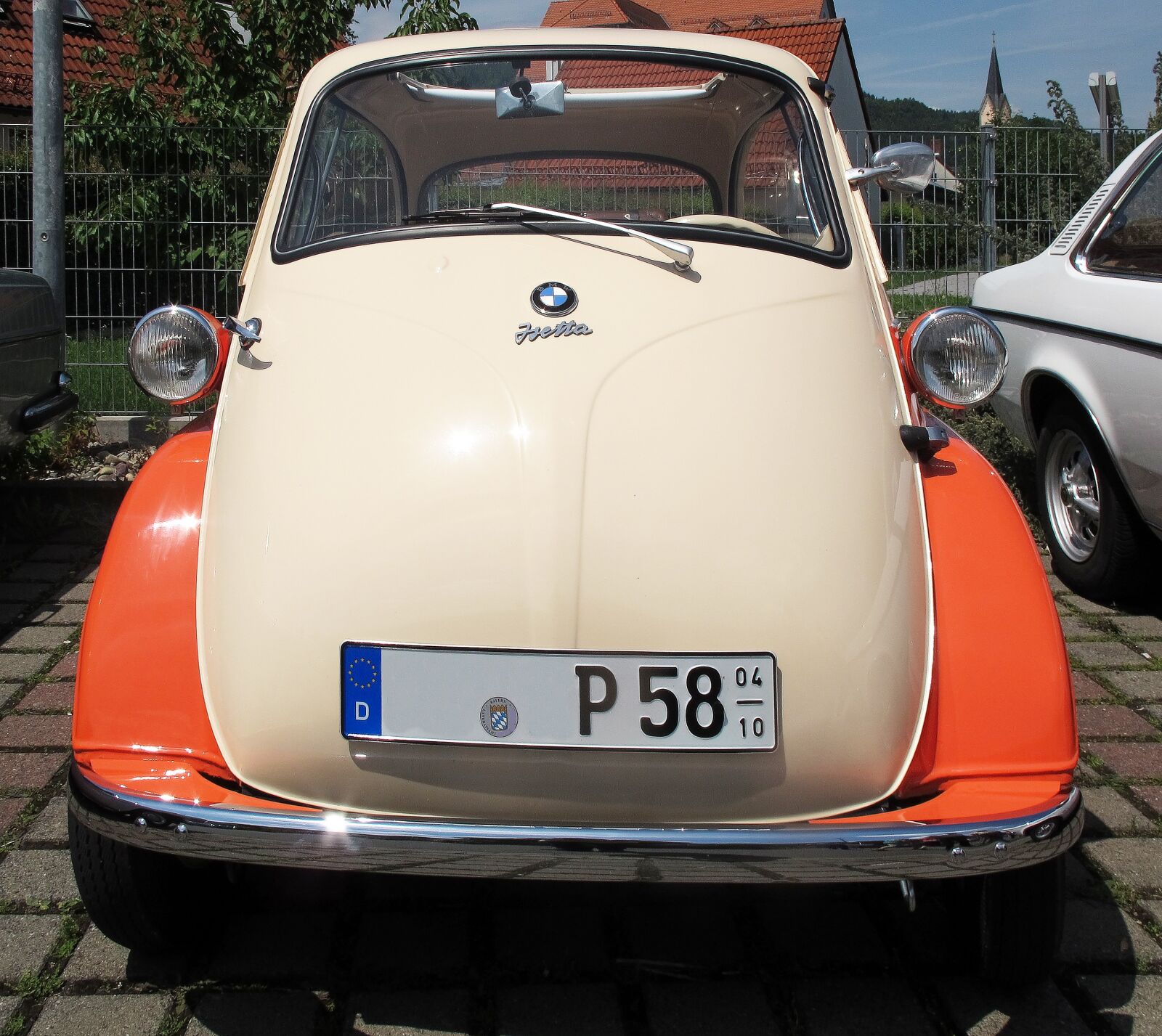 Canon PowerShot G12 sample photo. Oldtimer, bmw isetta, isetta photography