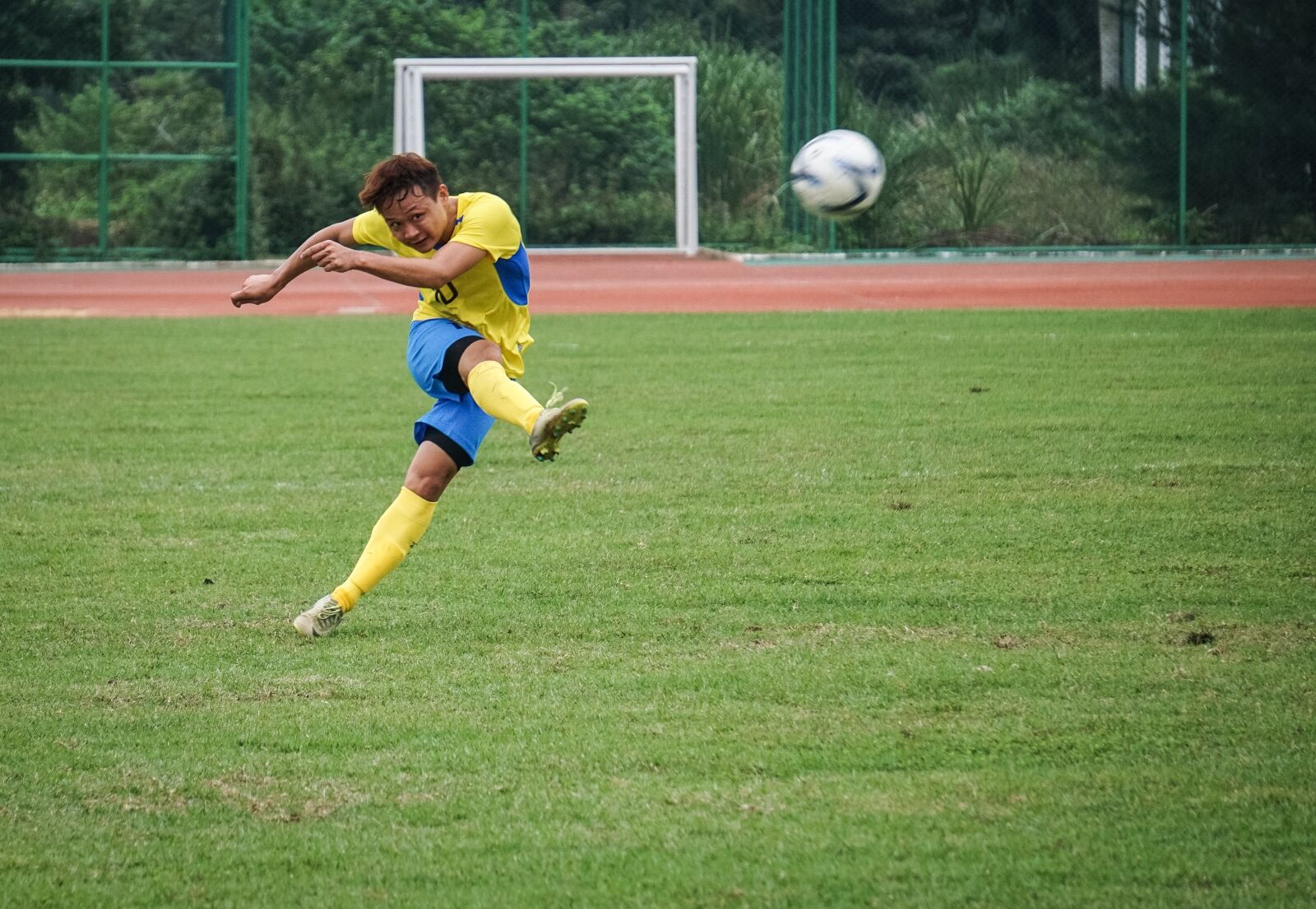 Sony E 55-210mm F4.5-6.3 OSS sample photo. Football, game, sports photography
