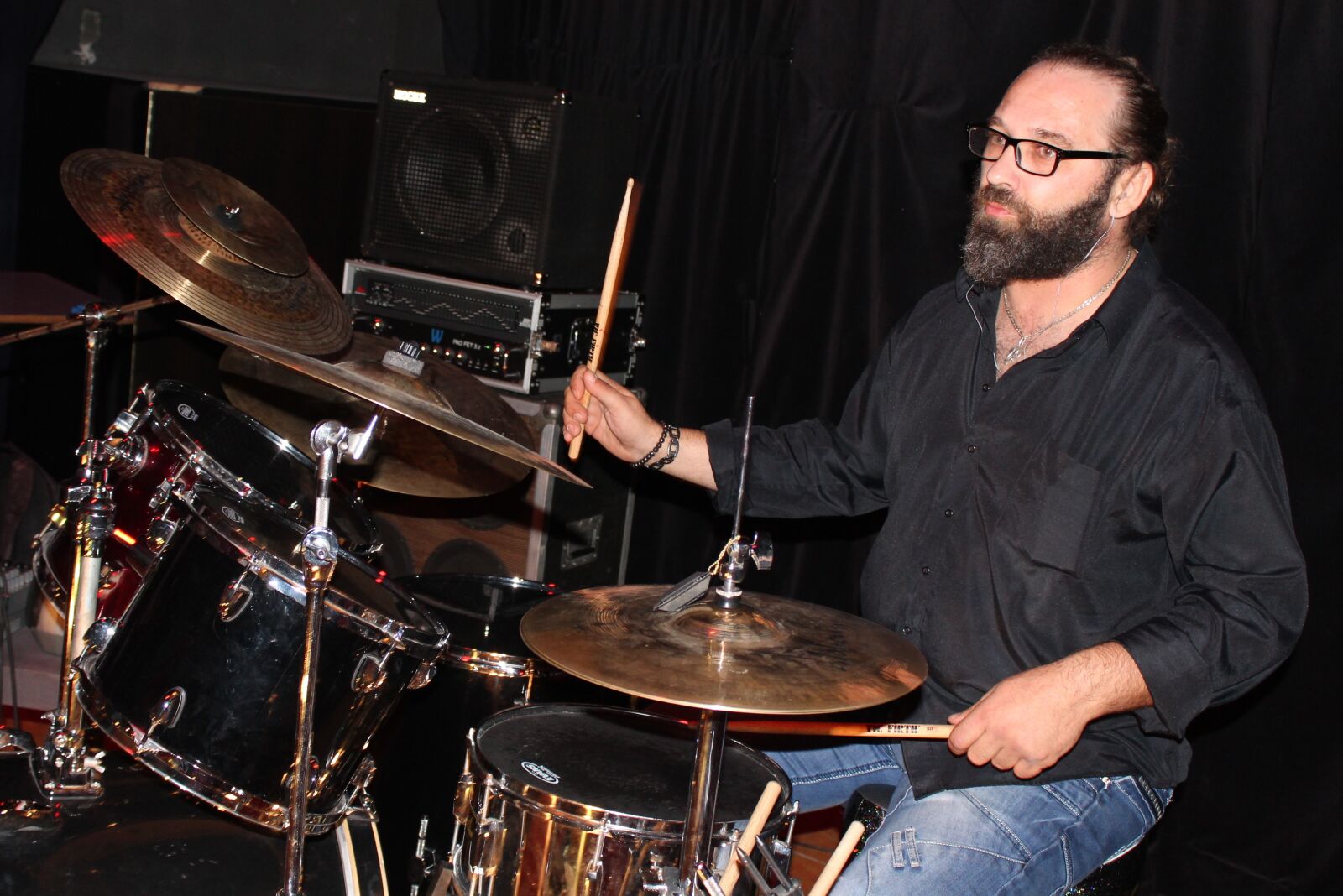 Canon EOS 1300D (EOS Rebel T6 / EOS Kiss X80) sample photo. Drummer, music, concert photography