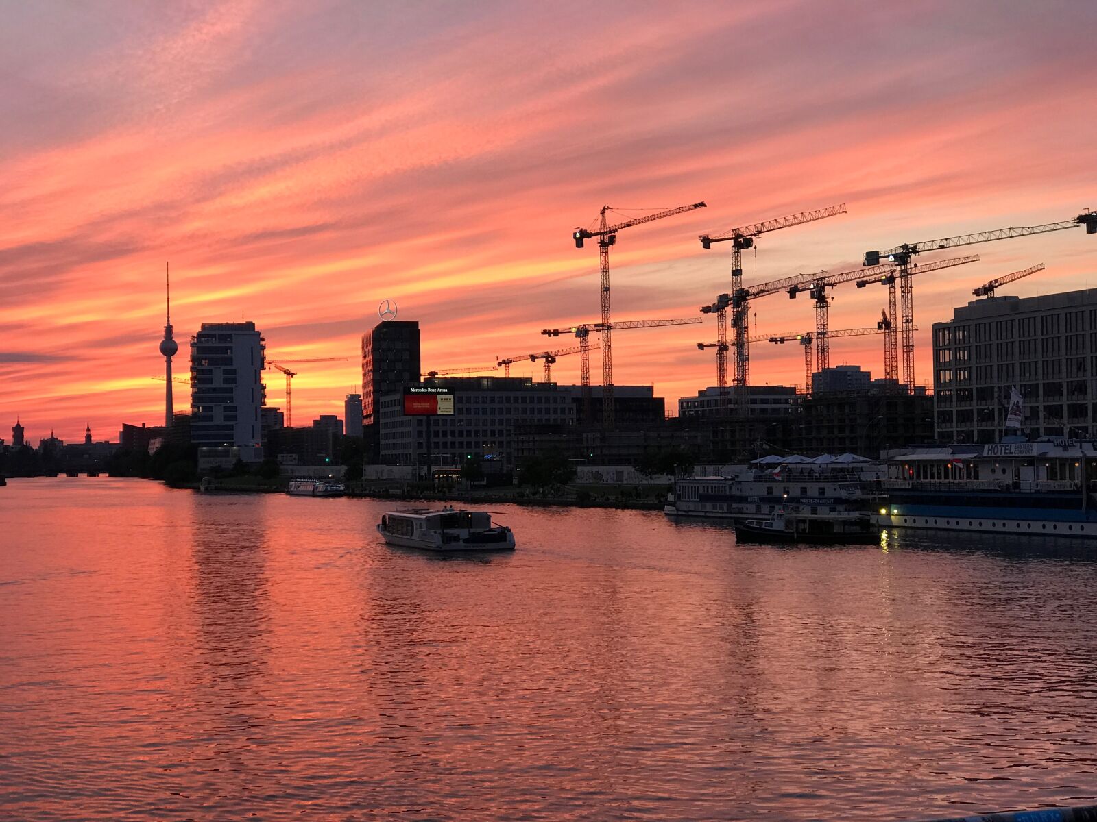 iPhone 7 Plus back dual camera 6.6mm f/2.8 sample photo. Berlin, oberbaumbrücke, evening photography
