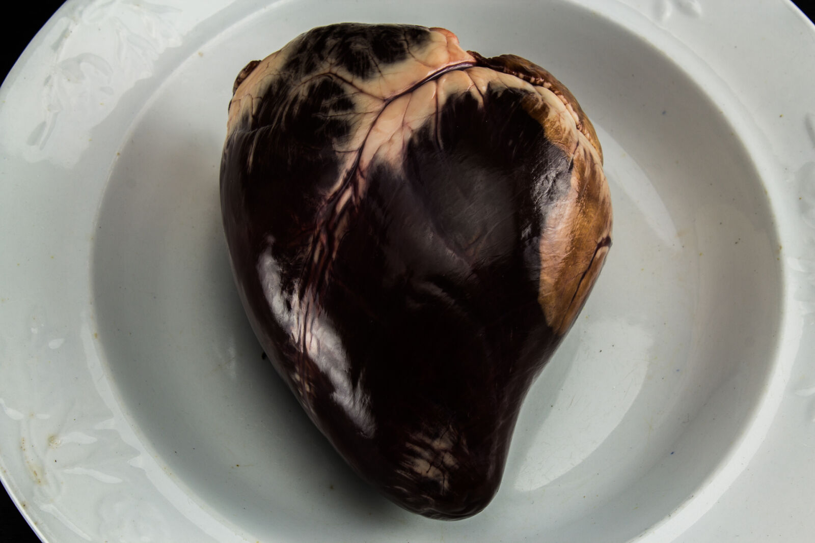 Canon EOS 600D (Rebel EOS T3i / EOS Kiss X5) sample photo. Bowl, deer, heart, meat photography