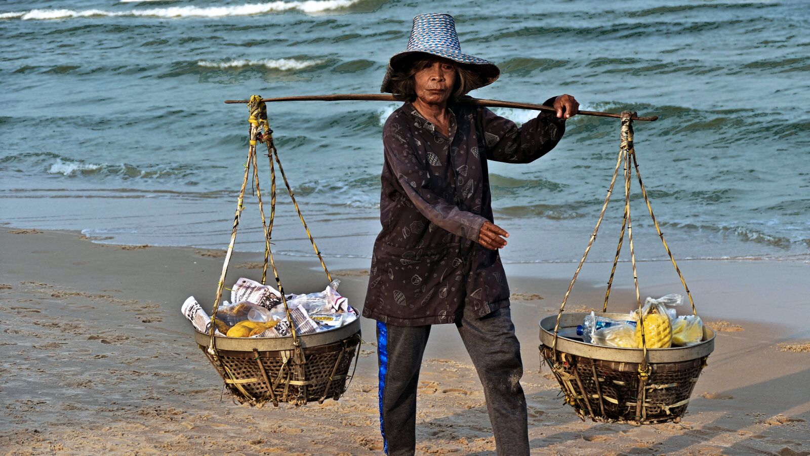 Panasonic Lumix DMC-FZ1000 sample photo. Thailand, beach, seller photography
