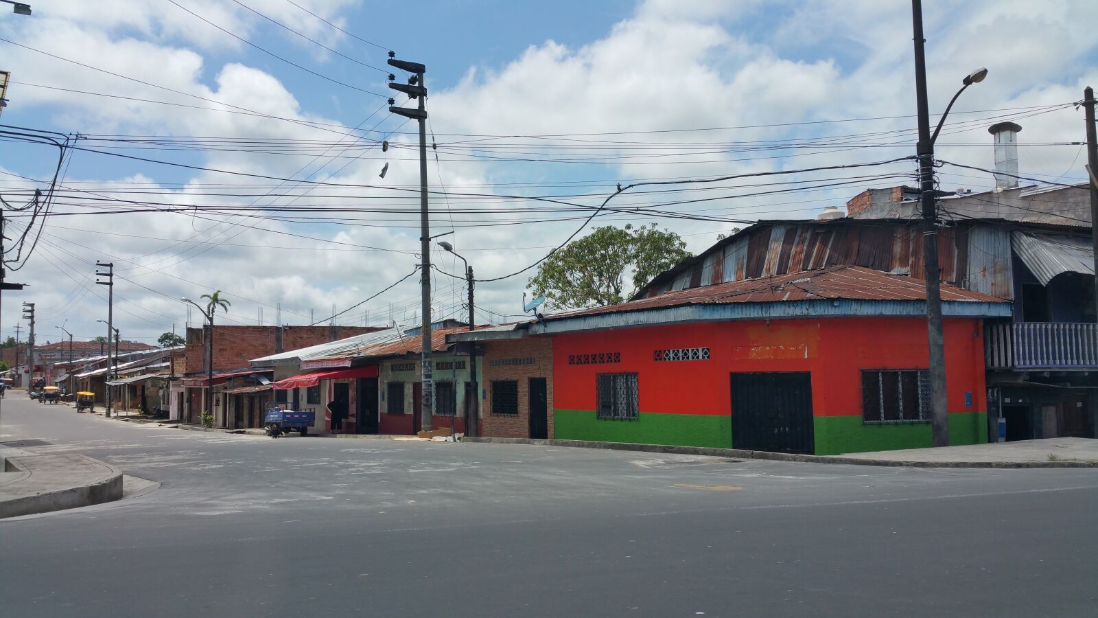 Samsung Galaxy Note4 sample photo. Iquitos, city, street photography