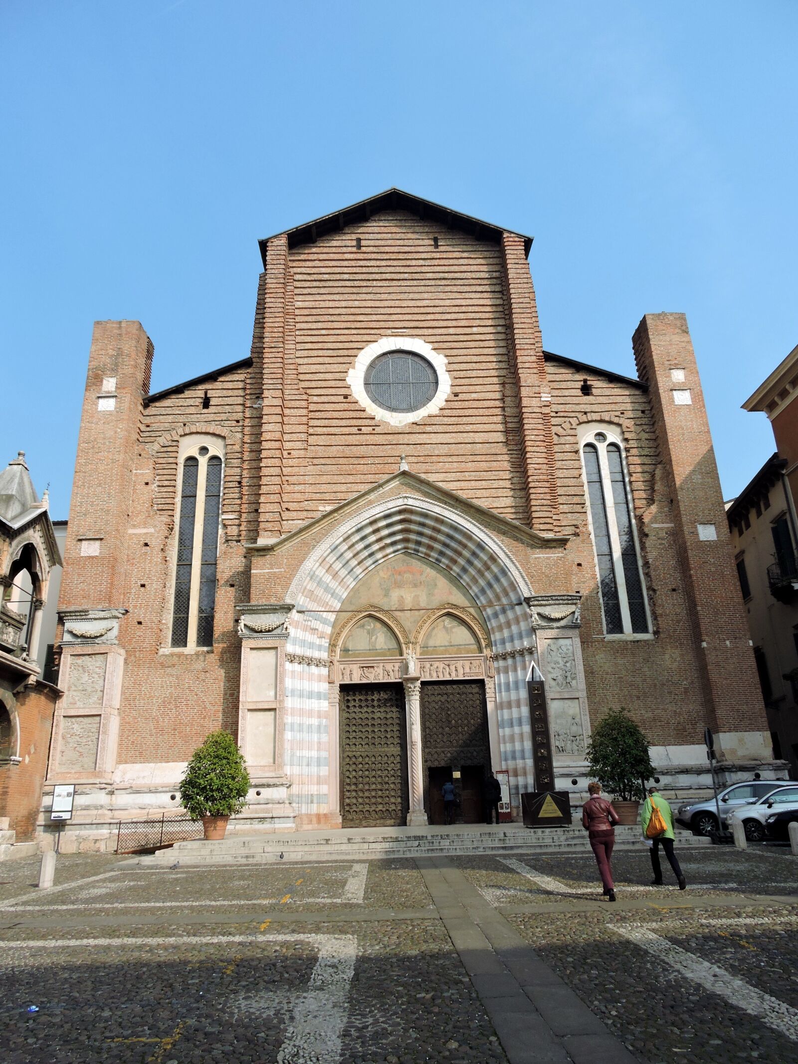 Nikon Coolpix P600 sample photo. Verona, church, piazza photography