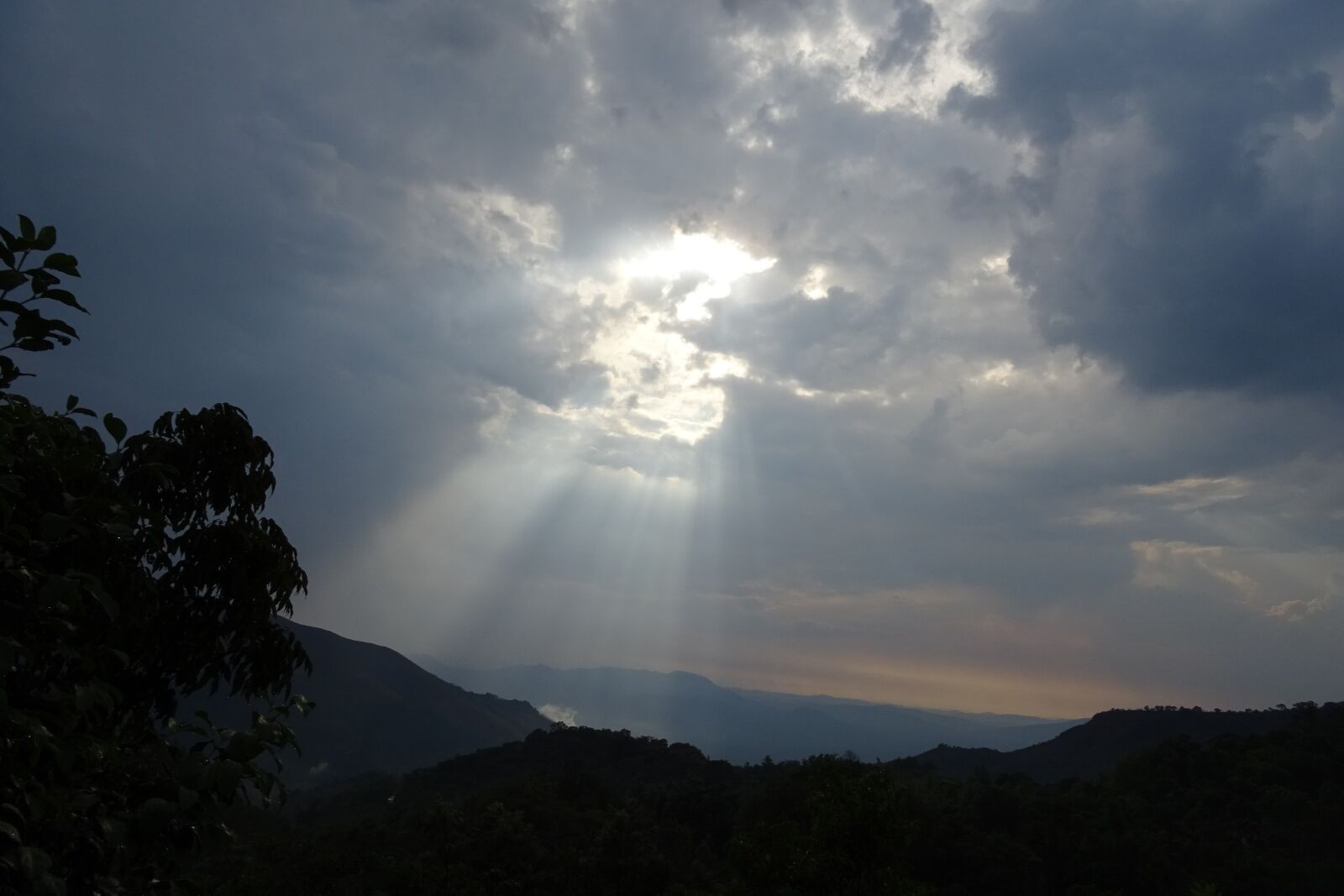 Sony DSC-HX60V sample photo. Sun, beam, cloud photography