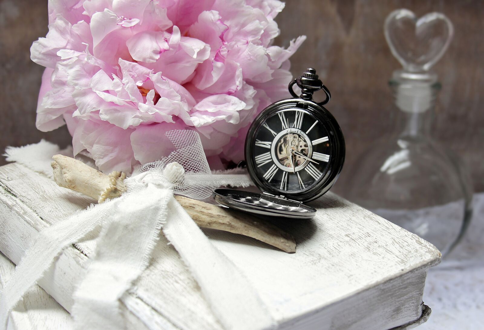 Canon EOS 100D (EOS Rebel SL1 / EOS Kiss X7) sample photo. Books, pocket watch, peony photography