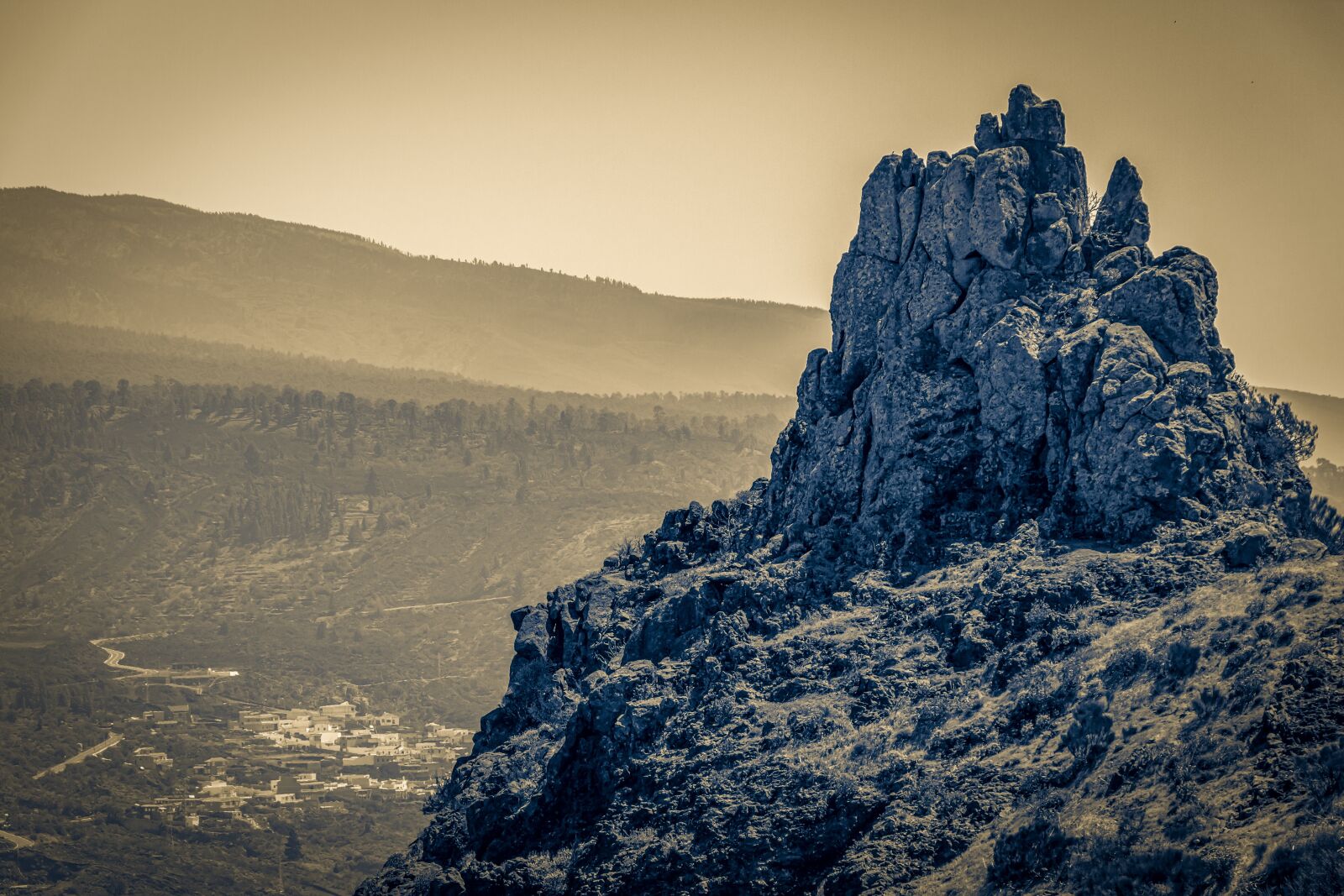 Canon EOS 650D (EOS Rebel T4i / EOS Kiss X6i) sample photo. Rock, monochrome, sepia photography