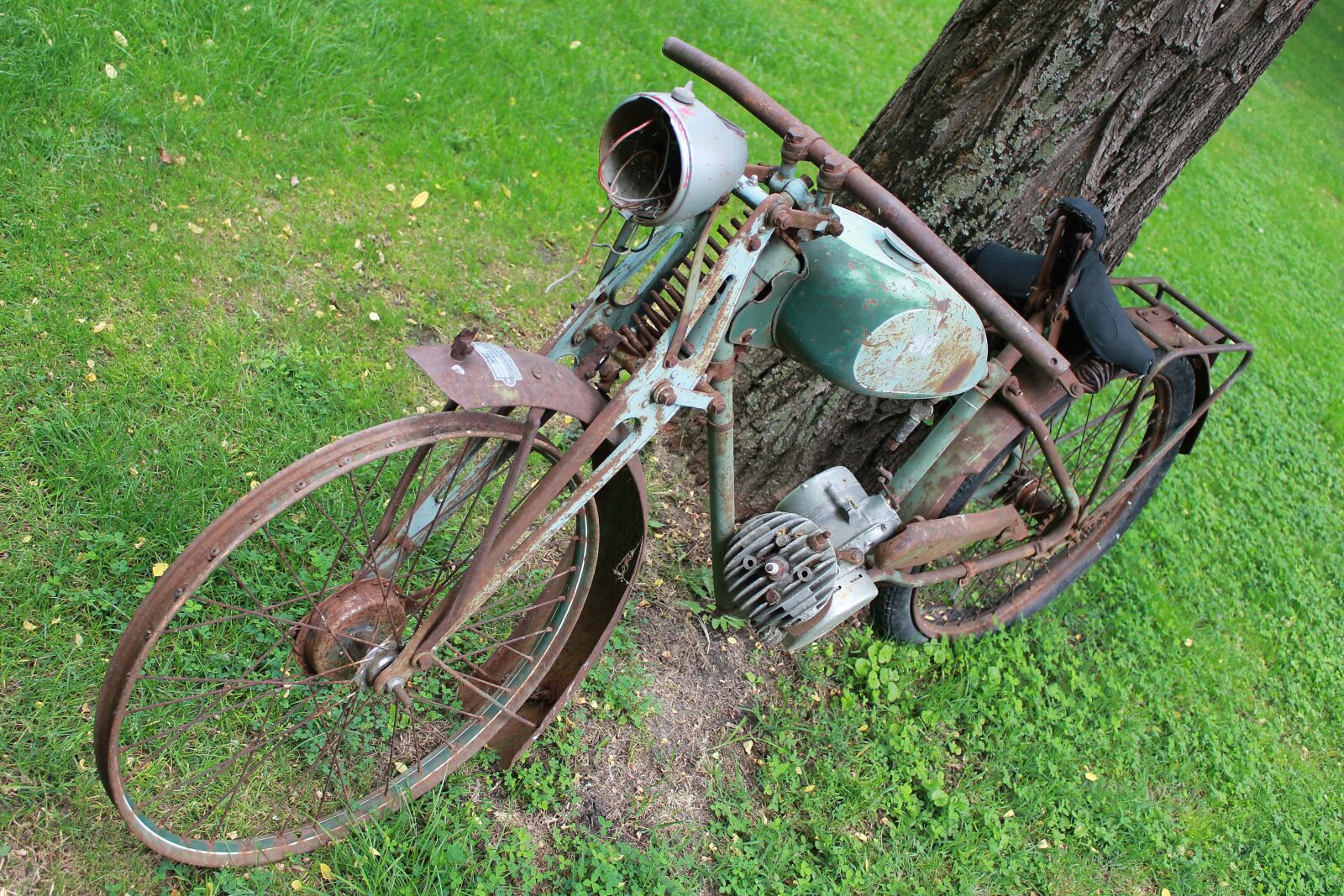 Canon EF-S 18-55mm F3.5-5.6 IS sample photo. Abandoned, motorcycle, oldtimer, rust photography
